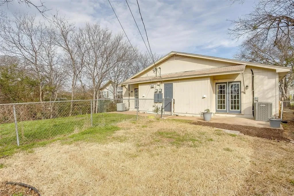 Duplex For Rent in Tarrant County , 4933 Curzon Avenue, Fort Worth, Texas 76107, 2 Bedrooms, 2 Bathrooms, Garage spaces, 900 Sqft, built in 1976, Price $1,650, mls#21229331, Real Estate Agent in Fort Worth, Homes For Rent in Tarrant county, Homes For Rent in Fort Worth, Realtor in Fort Worth Texas, Real Estate Brokerage Independent Realty Texas, Luminita Cordes Realtor