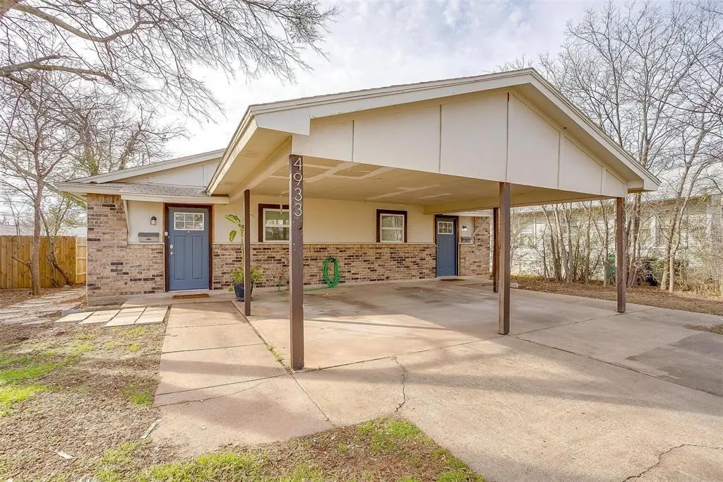 Duplex For Rent in Tarrant County , 4933 Curzon Avenue, Fort Worth, Texas 76107, 2 Bedrooms, 2 Bathrooms, Garage spaces, 900 Sqft, built in 1976, Price $1,650, mls#21229331, Real Estate Agent in Fort Worth, Homes For Rent in Tarrant county, Homes For Rent in Fort Worth, Realtor in Fort Worth Texas, Real Estate Brokerage Independent Realty Texas, Luminita Cordes Realtor