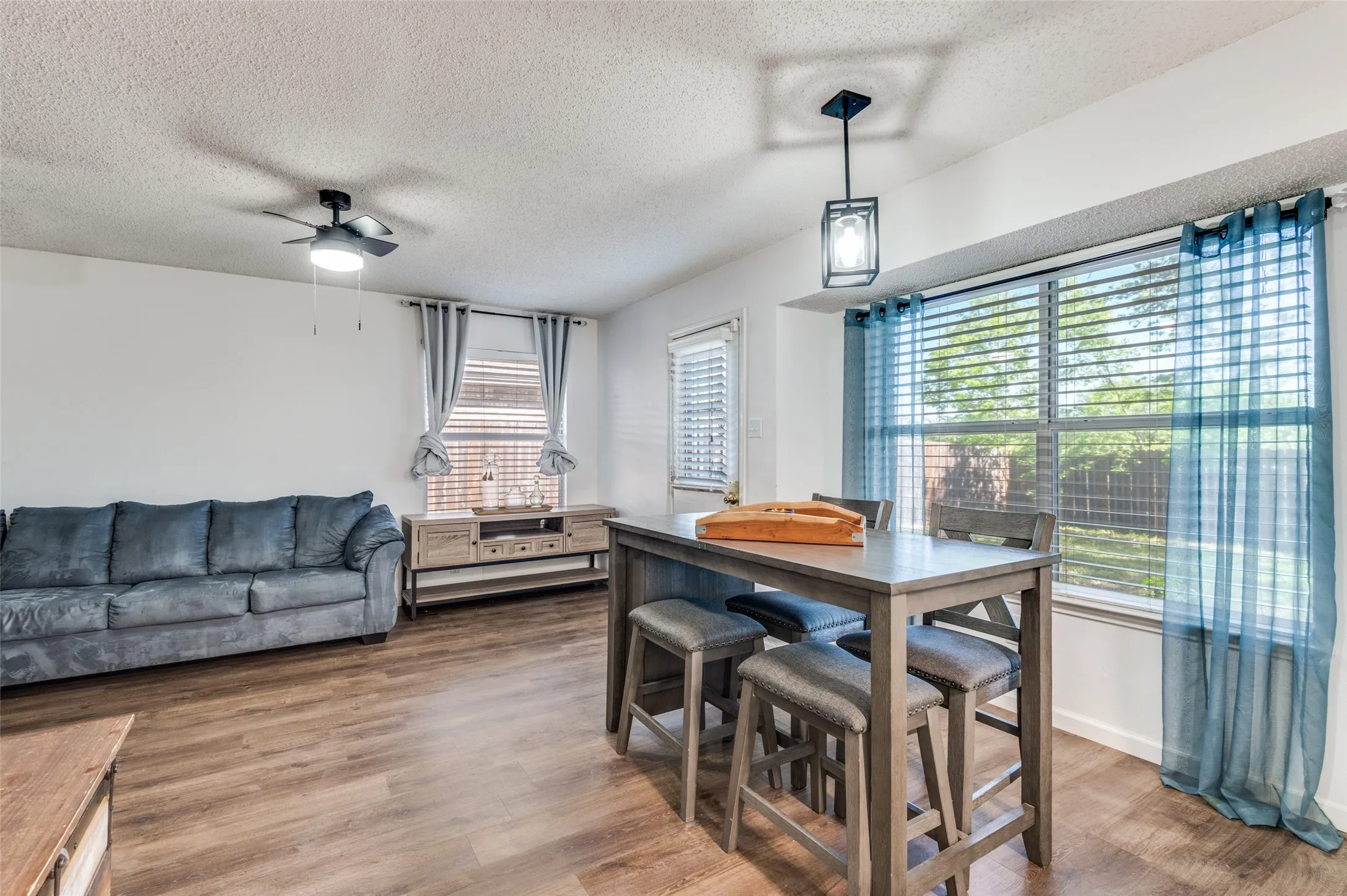 Single Family Residence For Sale in Tarrant County , 627 Lemon Drive, Arlington, Texas 76018, 3 Bedroom, 3 Bathroom, 2 Garage spaces, 1,713 Sqft, built in 1993, mls#21231833, Real Estate Agent in Arlington, Homes For Sale in Tarrant county, Homes For Sale in Arlington, Realtor in Arlington Texas, Real Estate Brokerage Independent Realty Texas, Luminita Cordes Realtor