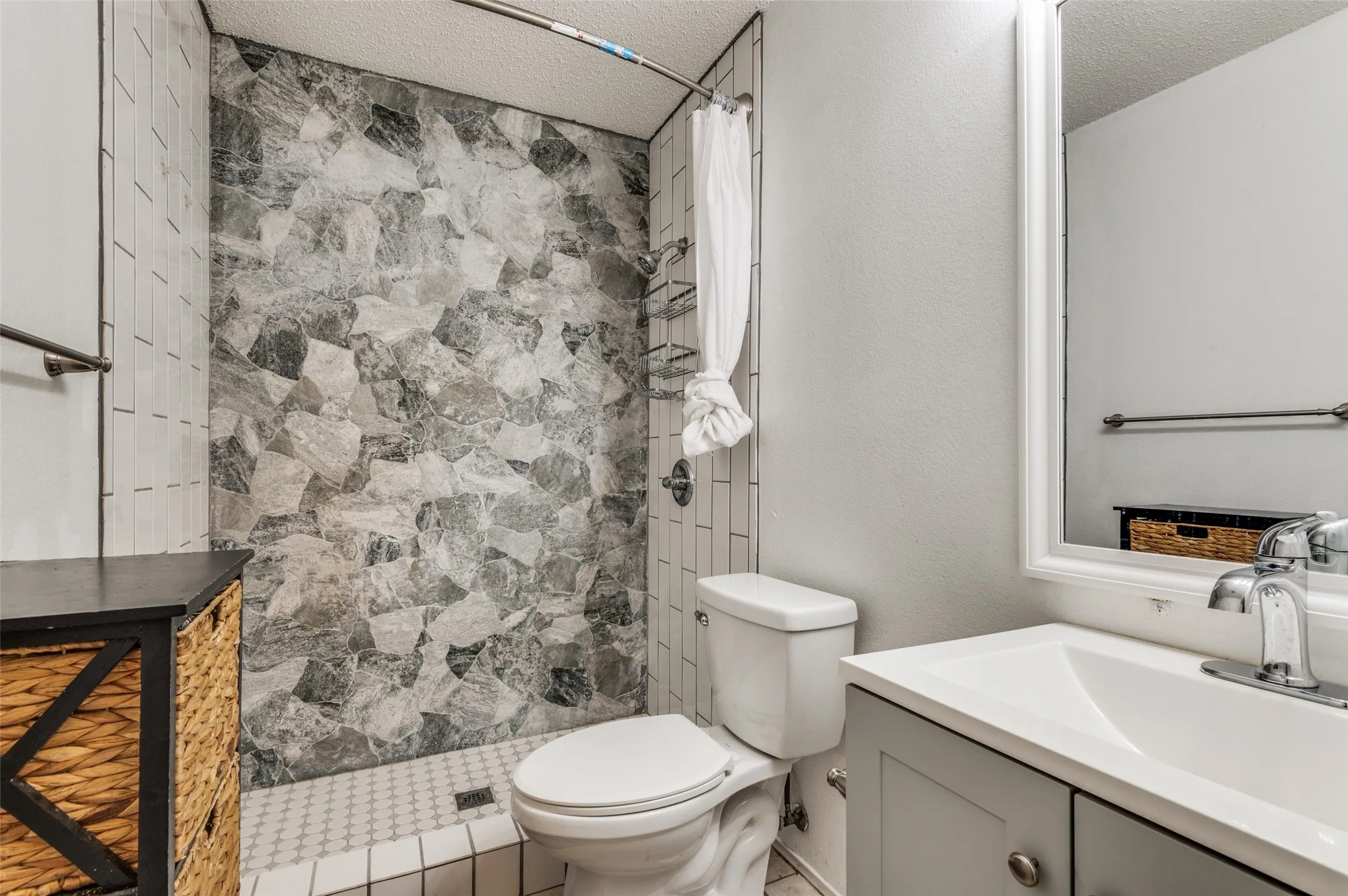 Single Family Residence For Sale in Tarrant County , 627 Lemon Drive, Arlington, Texas 76018, 3 Bedroom, 3 Bathroom, 2 Garage spaces, 1,713 Sqft, built in 1993, mls#21231833, Real Estate Agent in Arlington, Homes For Sale in Tarrant county, Homes For Sale in Arlington, Realtor in Arlington Texas, Real Estate Brokerage Independent Realty Texas, Luminita Cordes Realtor
