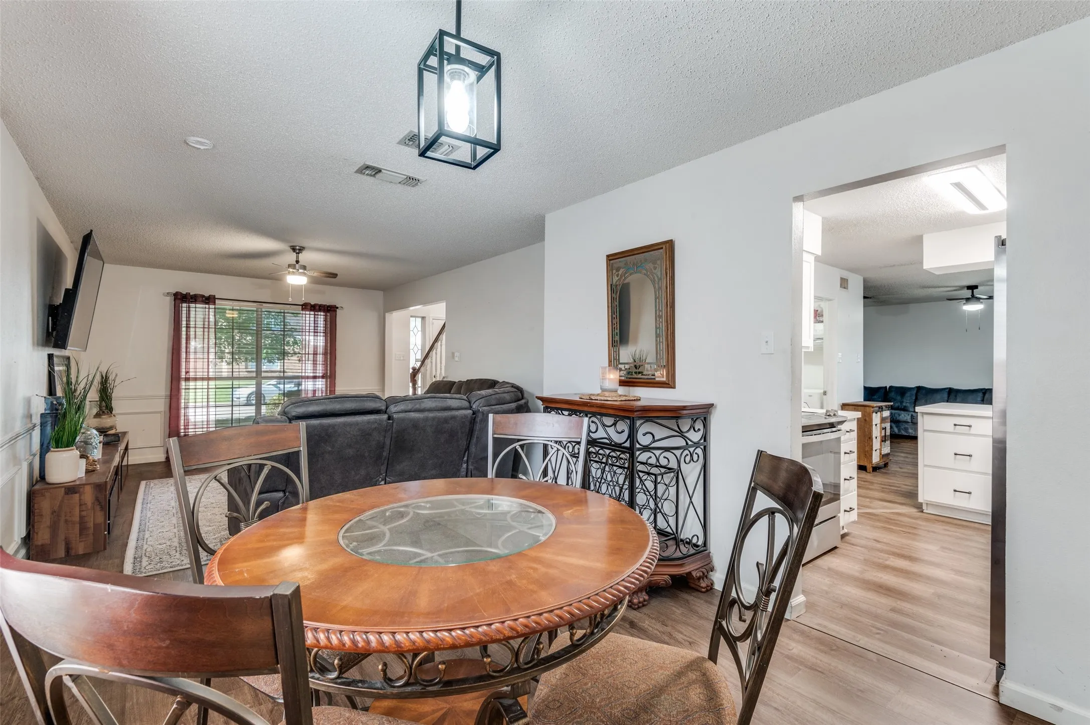 Single Family Residence For Sale in Tarrant County , 627 Lemon Drive, Arlington, Texas 76018, 3 Bedroom, 3 Bathroom, 2 Garage spaces, 1,713 Sqft, built in 1993, mls#21231833, Real Estate Agent in Arlington, Homes For Sale in Tarrant county, Homes For Sale in Arlington, Realtor in Arlington Texas, Real Estate Brokerage Independent Realty Texas, Luminita Cordes Realtor