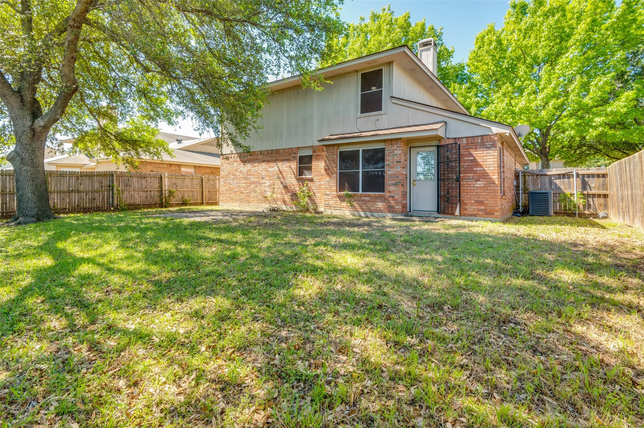 Single Family Residence For Sale in Tarrant County , 627 Lemon Drive, Arlington, Texas 76018, 3 Bedroom, 3 Bathroom, 2 Garage spaces, 1,713 Sqft, built in 1993, mls#21231833, Real Estate Agent in Arlington, Homes For Sale in Tarrant county, Homes For Sale in Arlington, Realtor in Arlington Texas, Real Estate Brokerage Independent Realty Texas, Luminita Cordes Realtor