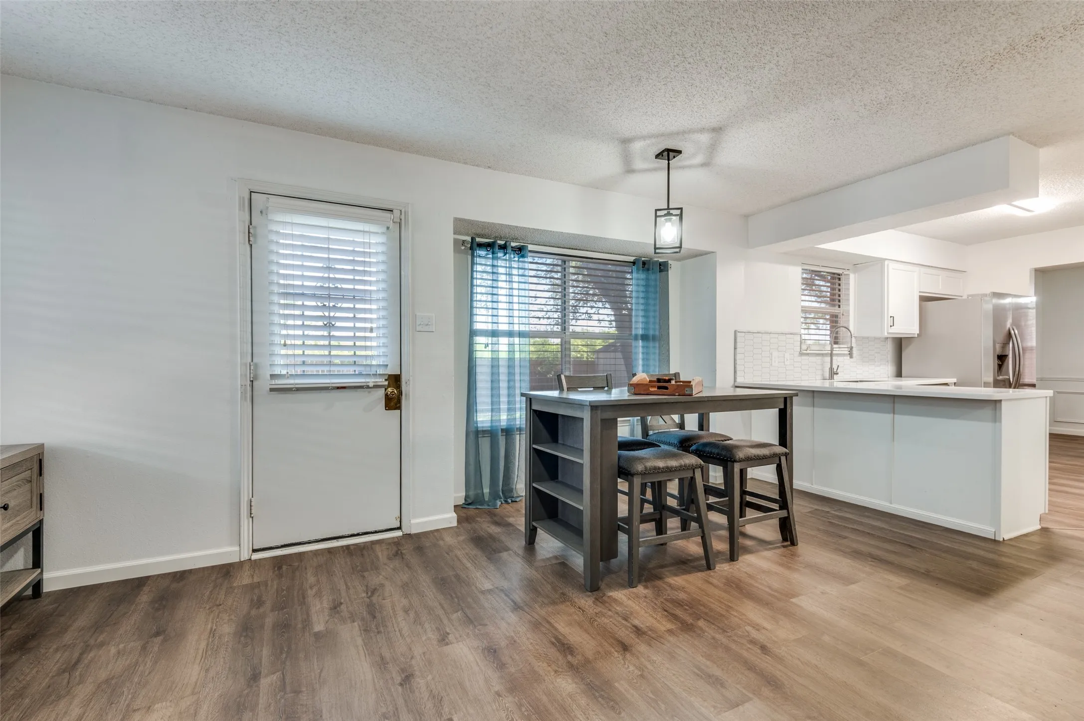 Single Family Residence For Sale in Tarrant County , 627 Lemon Drive, Arlington, Texas 76018, 3 Bedroom, 3 Bathroom, 2 Garage spaces, 1,713 Sqft, built in 1993, mls#21231833, Real Estate Agent in Arlington, Homes For Sale in Tarrant county, Homes For Sale in Arlington, Realtor in Arlington Texas, Real Estate Brokerage Independent Realty Texas, Luminita Cordes Realtor