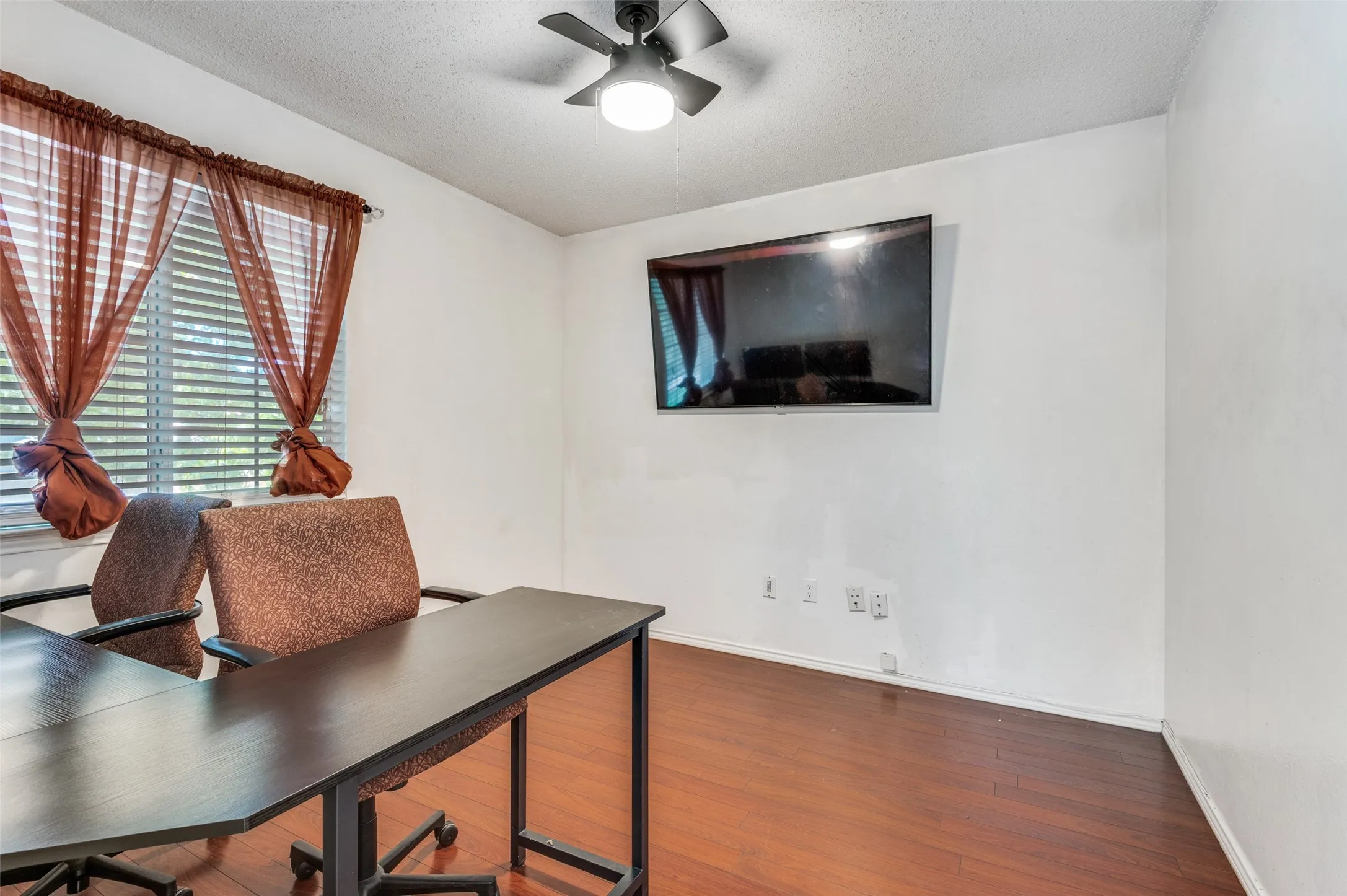 Single Family Residence For Sale in Tarrant County , 627 Lemon Drive, Arlington, Texas 76018, 3 Bedroom, 3 Bathroom, 2 Garage spaces, 1,713 Sqft, built in 1993, mls#21231833, Real Estate Agent in Arlington, Homes For Sale in Tarrant county, Homes For Sale in Arlington, Realtor in Arlington Texas, Real Estate Brokerage Independent Realty Texas, Luminita Cordes Realtor