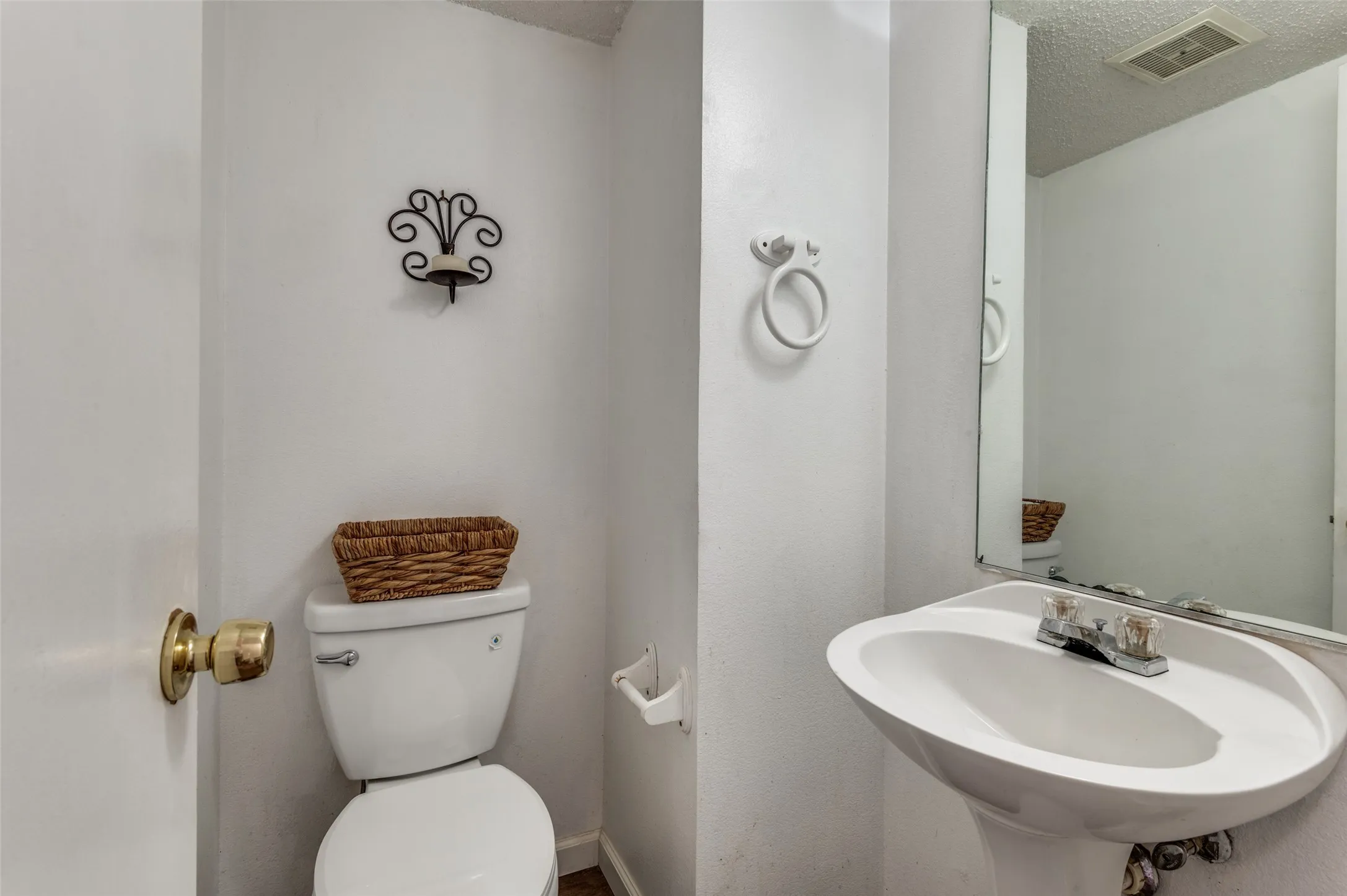 Single Family Residence For Sale in Tarrant County , 627 Lemon Drive, Arlington, Texas 76018, 3 Bedroom, 3 Bathroom, 2 Garage spaces, 1,713 Sqft, built in 1993, mls#21231833, Real Estate Agent in Arlington, Homes For Sale in Tarrant county, Homes For Sale in Arlington, Realtor in Arlington Texas, Real Estate Brokerage Independent Realty Texas, Luminita Cordes Realtor