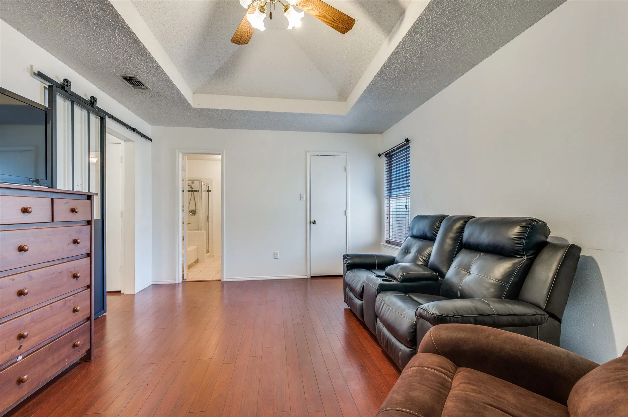 Single Family Residence For Sale in Tarrant County , 627 Lemon Drive, Arlington, Texas 76018, 3 Bedroom, 3 Bathroom, 2 Garage spaces, 1,713 Sqft, built in 1993, mls#21231833, Real Estate Agent in Arlington, Homes For Sale in Tarrant county, Homes For Sale in Arlington, Realtor in Arlington Texas, Real Estate Brokerage Independent Realty Texas, Luminita Cordes Realtor
