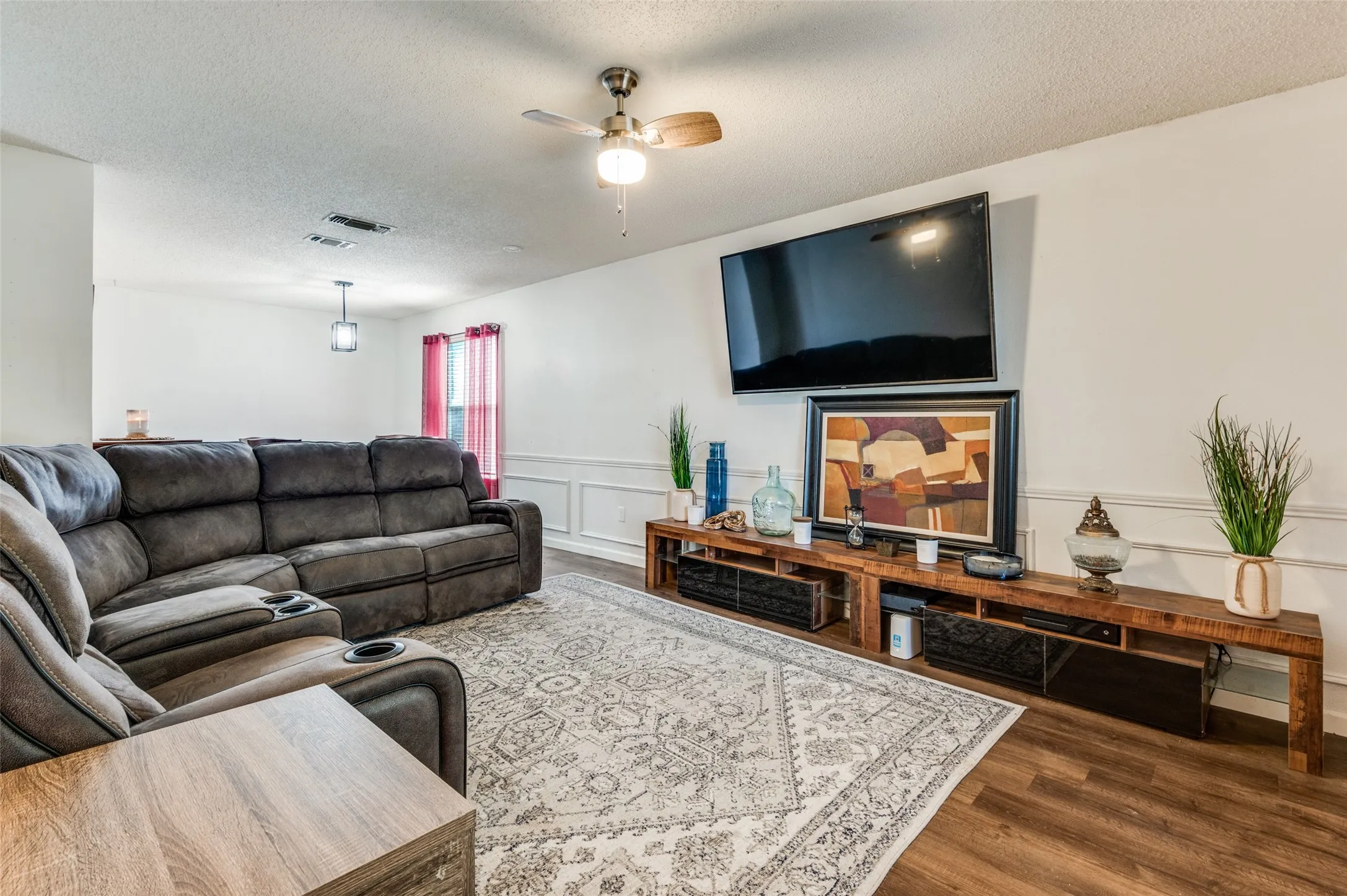Single Family Residence For Sale in Tarrant County , 627 Lemon Drive, Arlington, Texas 76018, 3 Bedroom, 3 Bathroom, 2 Garage spaces, 1,713 Sqft, built in 1993, mls#21231833, Real Estate Agent in Arlington, Homes For Sale in Tarrant county, Homes For Sale in Arlington, Realtor in Arlington Texas, Real Estate Brokerage Independent Realty Texas, Luminita Cordes Realtor