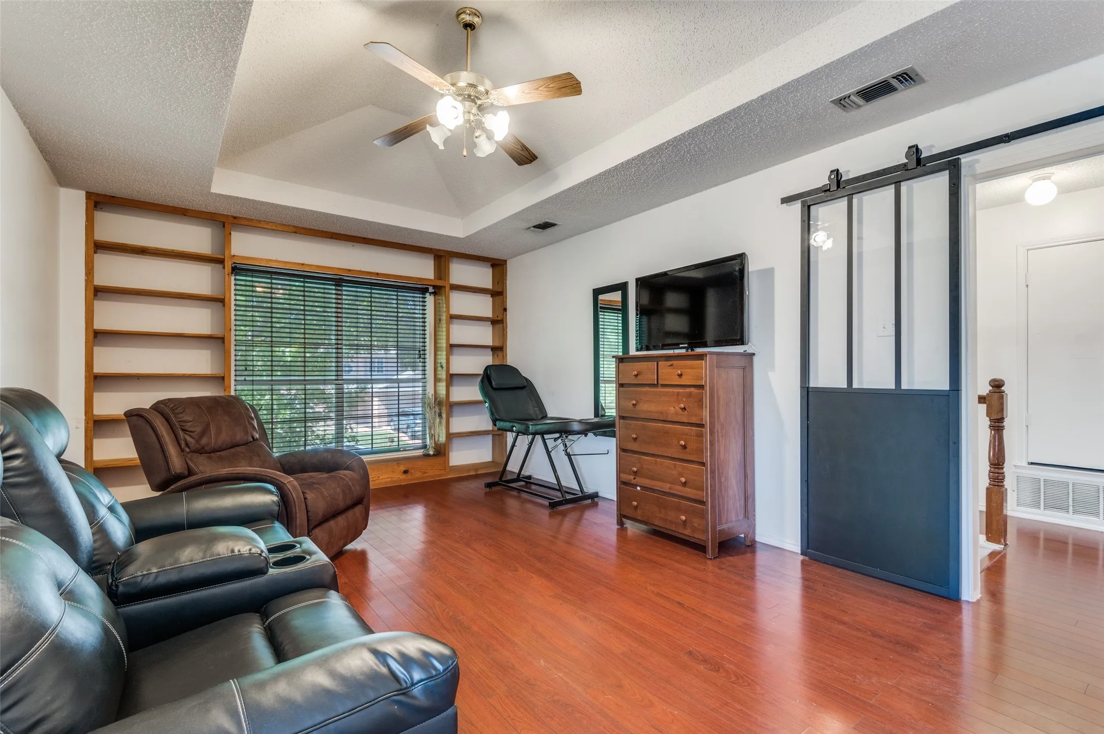 Single Family Residence For Sale in Tarrant County , 627 Lemon Drive, Arlington, Texas 76018, 3 Bedroom, 3 Bathroom, 2 Garage spaces, 1,713 Sqft, built in 1993, mls#21231833, Real Estate Agent in Arlington, Homes For Sale in Tarrant county, Homes For Sale in Arlington, Realtor in Arlington Texas, Real Estate Brokerage Independent Realty Texas, Luminita Cordes Realtor