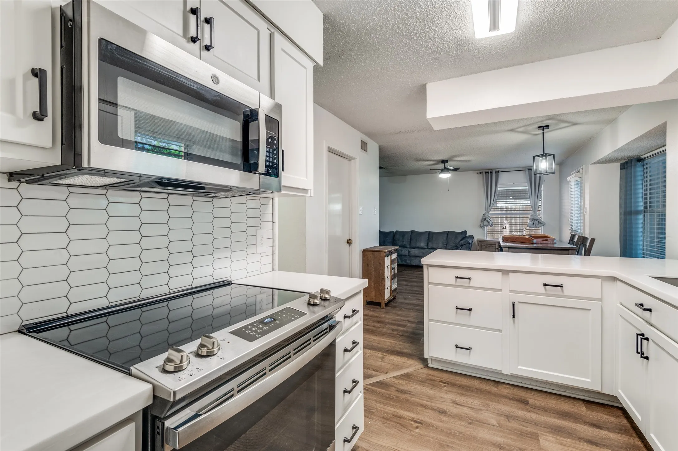 Single Family Residence For Sale in Tarrant County , 627 Lemon Drive, Arlington, Texas 76018, 3 Bedroom, 3 Bathroom, 2 Garage spaces, 1,713 Sqft, built in 1993, mls#21231833, Real Estate Agent in Arlington, Homes For Sale in Tarrant county, Homes For Sale in Arlington, Realtor in Arlington Texas, Real Estate Brokerage Independent Realty Texas, Luminita Cordes Realtor