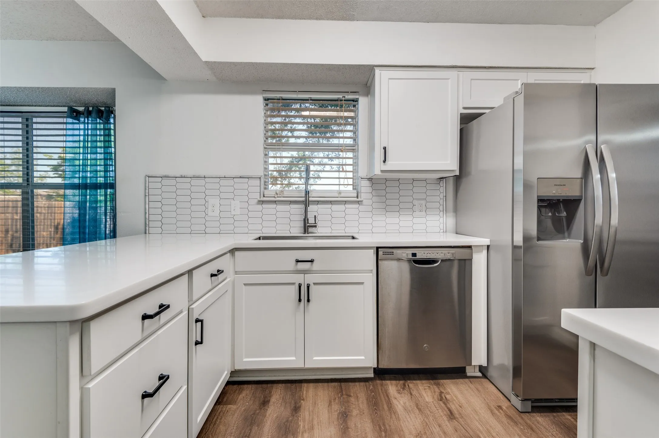 Single Family Residence For Sale in Tarrant County , 627 Lemon Drive, Arlington, Texas 76018, 3 Bedroom, 3 Bathroom, 2 Garage spaces, 1,713 Sqft, built in 1993, mls#21231833, Real Estate Agent in Arlington, Homes For Sale in Tarrant county, Homes For Sale in Arlington, Realtor in Arlington Texas, Real Estate Brokerage Independent Realty Texas, Luminita Cordes Realtor