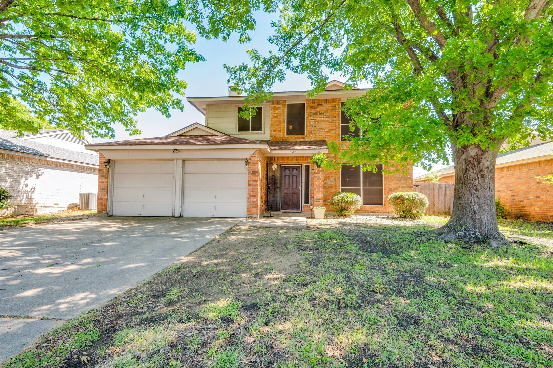 Single Family Residence For Sale in Tarrant County , 627 Lemon Drive, Arlington, Texas 76018, 3 Bedroom, 3 Bathroom, 2 Garage spaces, 1,713 Sqft, built in 1993, mls#21231833, Real Estate Agent in Arlington, Homes For Sale in Tarrant county, Homes For Sale in Arlington, Realtor in Arlington Texas, Real Estate Brokerage Independent Realty Texas, Luminita Cordes Realtor