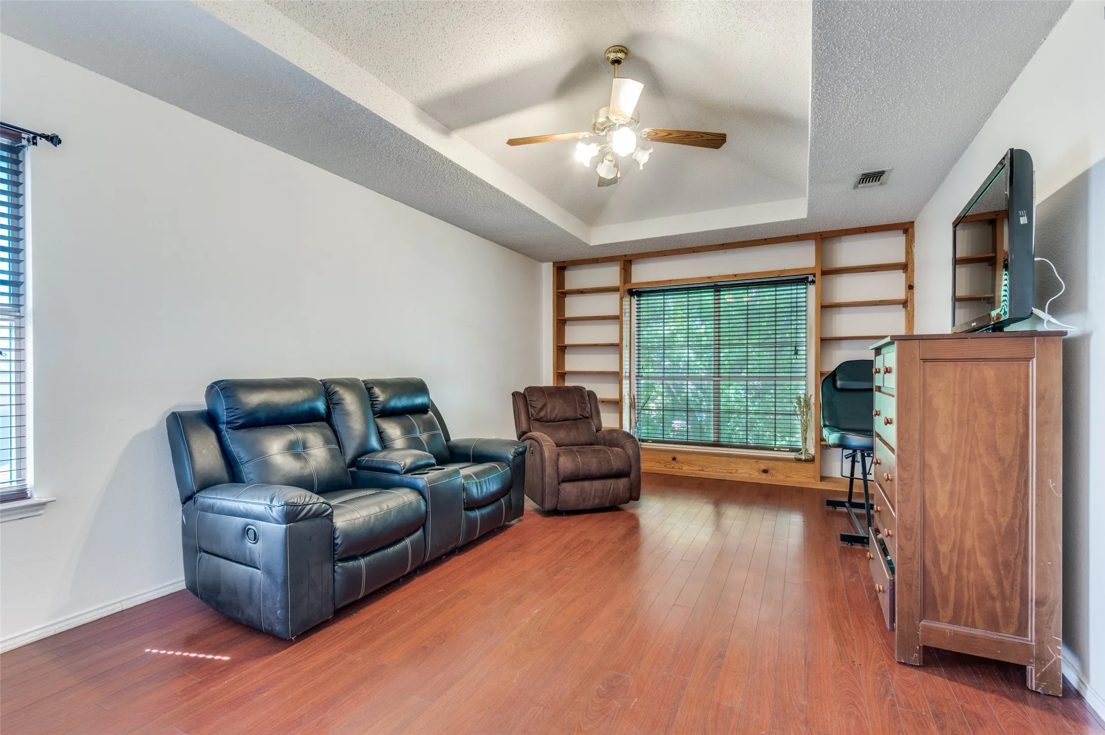 Single Family Residence For Sale in Tarrant County , 627 Lemon Drive, Arlington, Texas 76018, 3 Bedroom, 3 Bathroom, 2 Garage spaces, 1,713 Sqft, built in 1993, mls#21231833, Real Estate Agent in Arlington, Homes For Sale in Tarrant county, Homes For Sale in Arlington, Realtor in Arlington Texas, Real Estate Brokerage Independent Realty Texas, Luminita Cordes Realtor