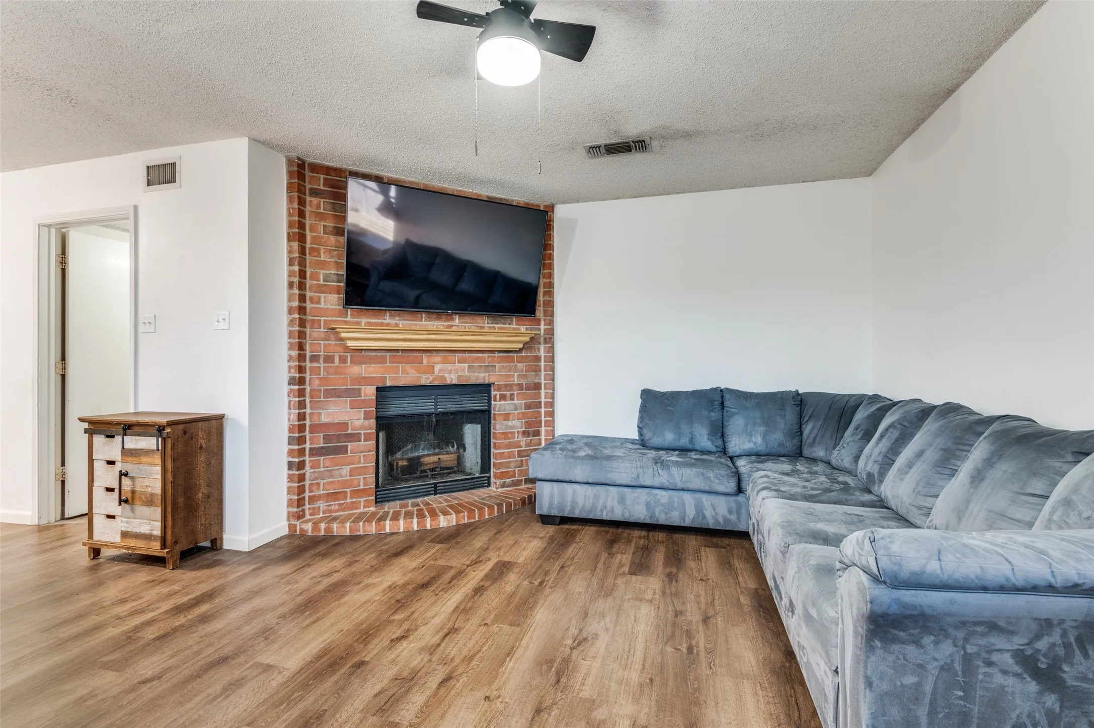 Single Family Residence For Sale in Tarrant County , 627 Lemon Drive, Arlington, Texas 76018, 3 Bedroom, 3 Bathroom, 2 Garage spaces, 1,713 Sqft, built in 1993, mls#21231833, Real Estate Agent in Arlington, Homes For Sale in Tarrant county, Homes For Sale in Arlington, Realtor in Arlington Texas, Real Estate Brokerage Independent Realty Texas, Luminita Cordes Realtor