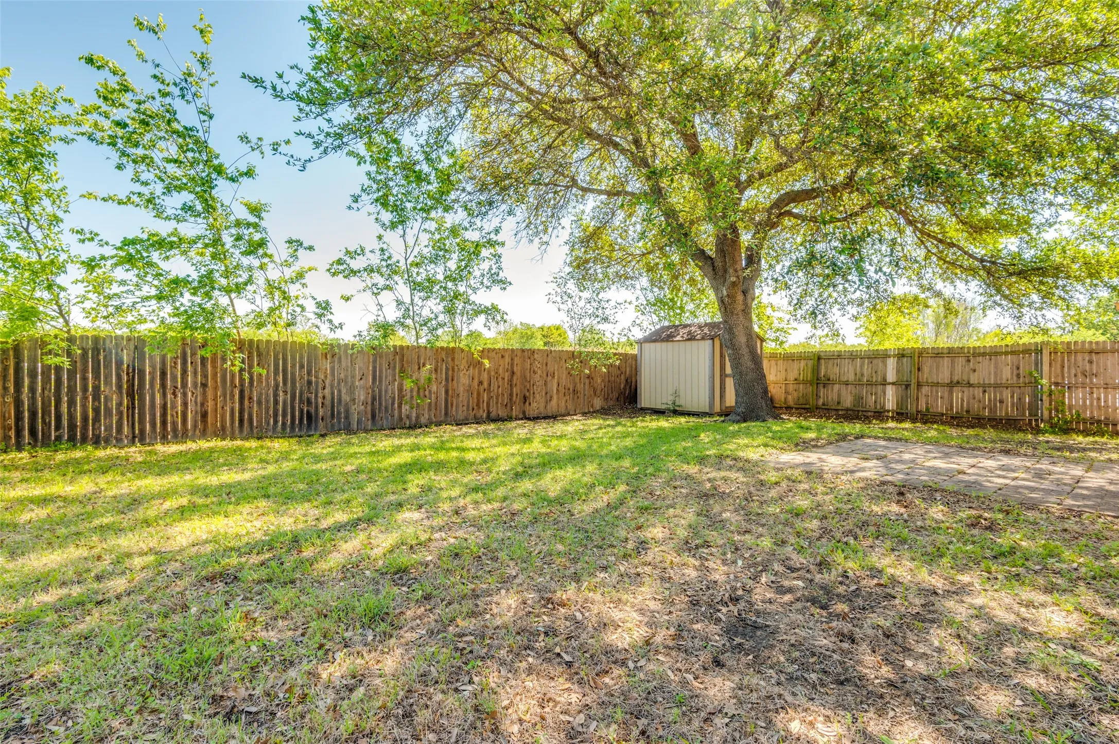 Single Family Residence For Sale in Tarrant County , 627 Lemon Drive, Arlington, Texas 76018, 3 Bedroom, 3 Bathroom, 2 Garage spaces, 1,713 Sqft, built in 1993, mls#21231833, Real Estate Agent in Arlington, Homes For Sale in Tarrant county, Homes For Sale in Arlington, Realtor in Arlington Texas, Real Estate Brokerage Independent Realty Texas, Luminita Cordes Realtor