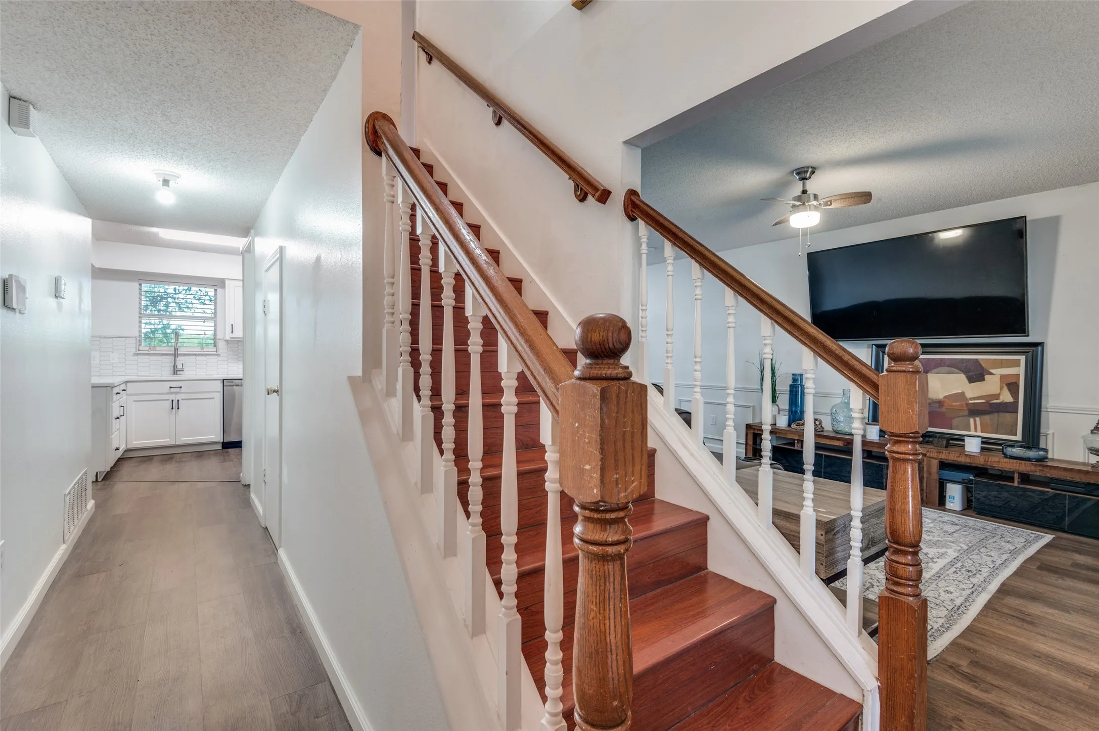 Single Family Residence For Sale in Tarrant County , 627 Lemon Drive, Arlington, Texas 76018, 3 Bedroom, 3 Bathroom, 2 Garage spaces, 1,713 Sqft, built in 1993, mls#21231833, Real Estate Agent in Arlington, Homes For Sale in Tarrant county, Homes For Sale in Arlington, Realtor in Arlington Texas, Real Estate Brokerage Independent Realty Texas, Luminita Cordes Realtor