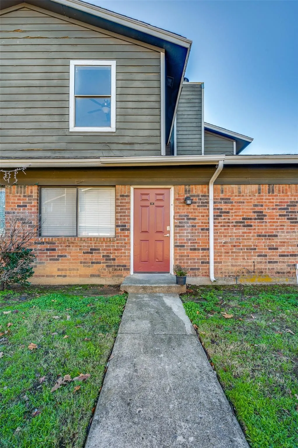 Condominium For Sale in Tarrant County , 1122 Millview 701, Arlington, Texas 76012, 3 Bedroom, 2 Bathroom, Garage spaces, 1,199 Sqft, built in 1984, mls#21231964, Real Estate Agent in Arlington, Homes For Sale in Tarrant county, Homes For Sale in Arlington, Realtor in Arlington Texas, Real Estate Brokerage Independent Realty Texas, Luminita Cordes Realtor