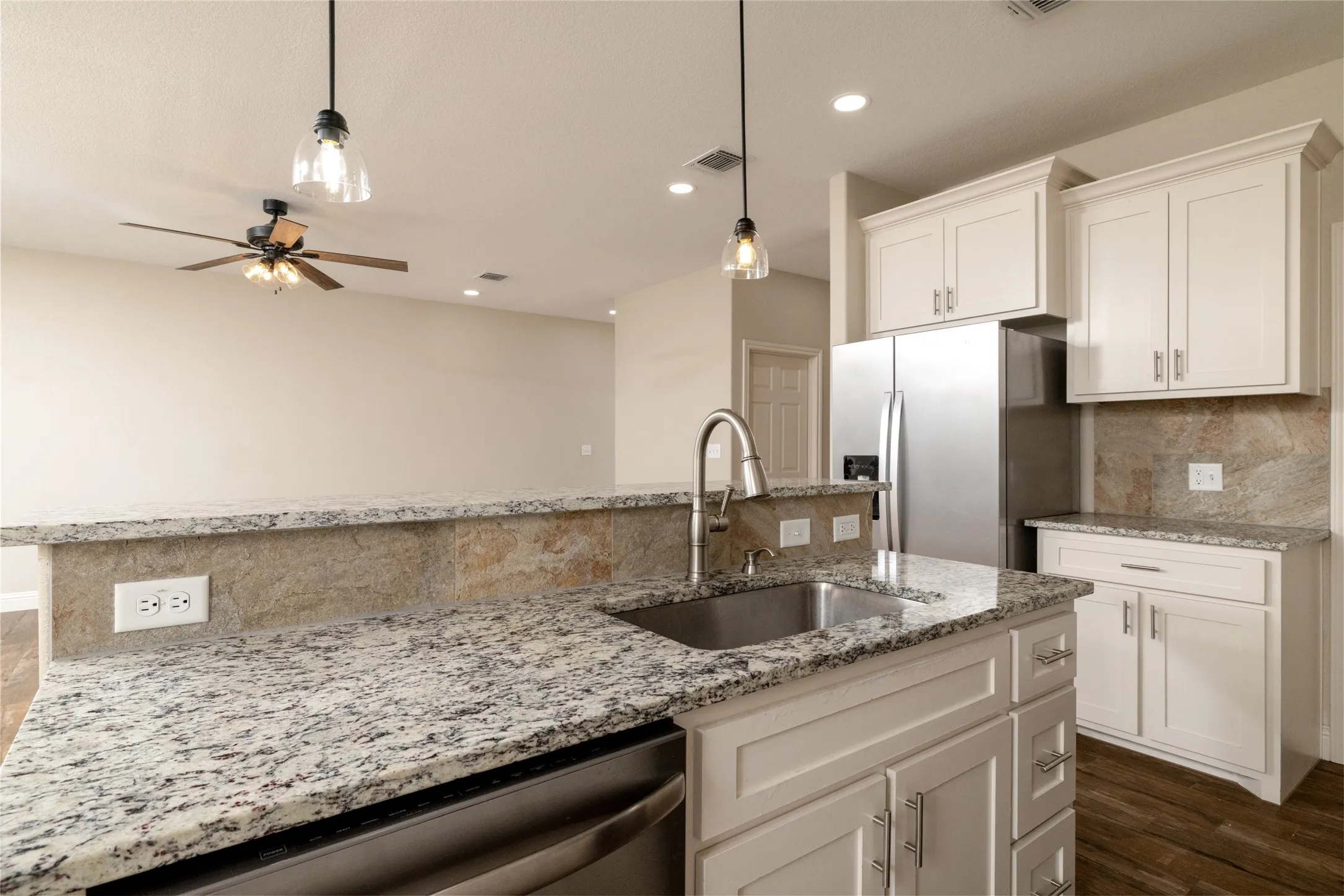 Single Family Residence For Sale in Parker County , 405 Titus Drive, Springtown, Texas 76082, 3 Bedroom, 3 Bathroom, 2 Garage spaces, 1,648 Sqft, built in 2022, Preowned, mls#21229589, Real Estate Agent in Springtown, Homes For Sale in Parker county, Homes For Sale in Springtown, Realtor in Springtown Texas, Real Estate Brokerage Independent Realty Texas, Luminita Cordes Realtor
