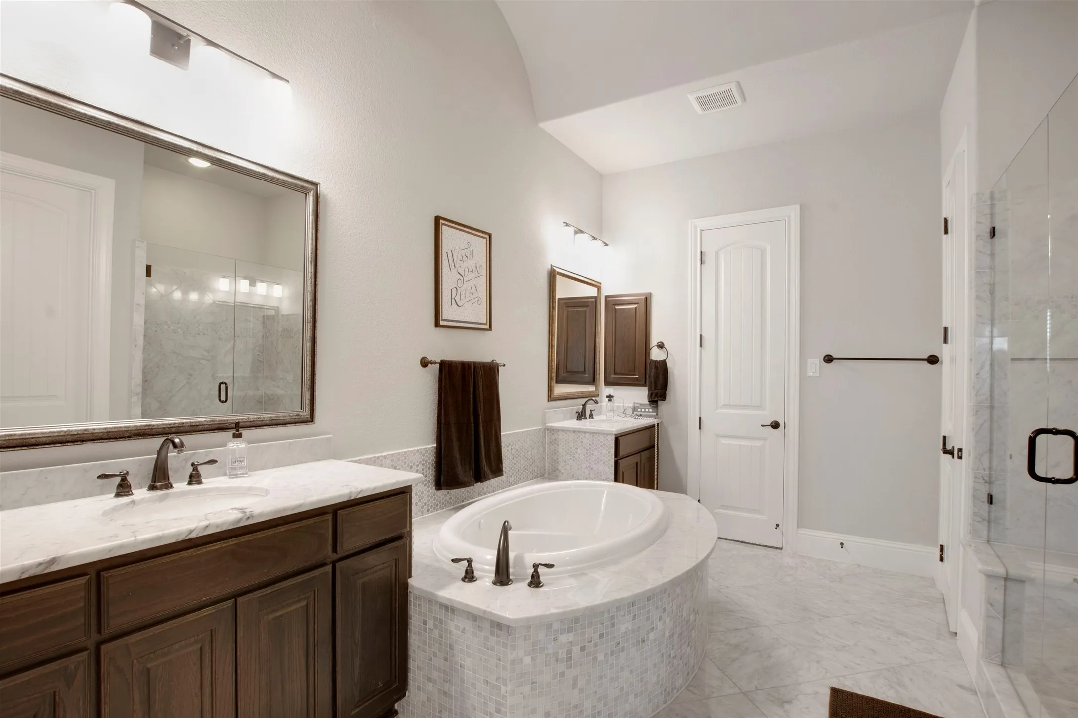 Single Family Residence For Sale in Rockwall County , 700 Britton Place, Heath, Texas 75032, 4 Bedroom, 4 Bathroom, 3 Garage spaces, 3,458 Sqft, built in 2016, mls#21230593, Real Estate Agent in Heath, Homes For Sale in Rockwall county, Homes For Sale in Heath, Realtor in Heath Texas, Real Estate Brokerage Independent Realty Texas, Luminita Cordes Realtor