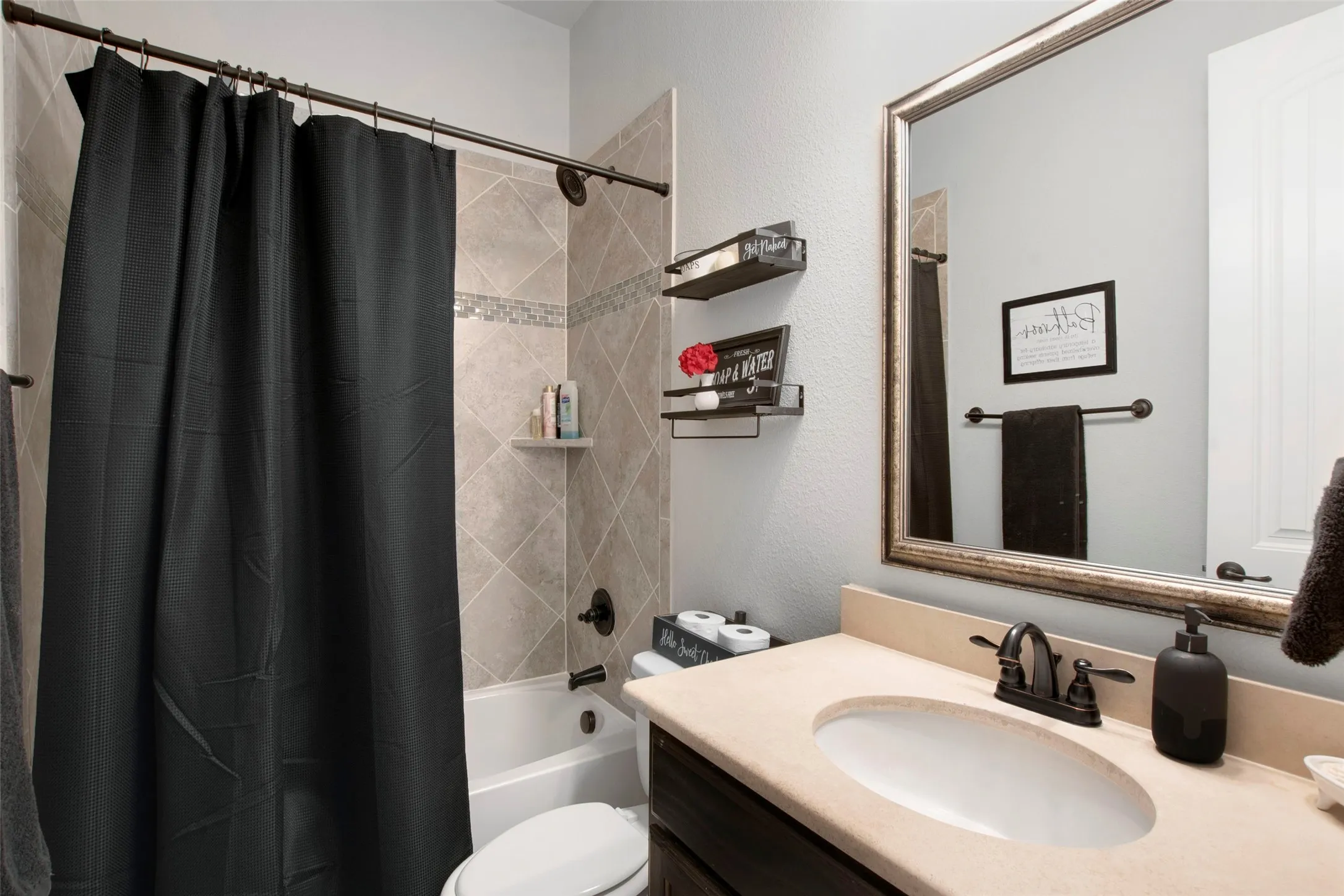 Single Family Residence For Sale in Rockwall County , 700 Britton Place, Heath, Texas 75032, 4 Bedroom, 4 Bathroom, 3 Garage spaces, 3,458 Sqft, built in 2016, mls#21230593, Real Estate Agent in Heath, Homes For Sale in Rockwall county, Homes For Sale in Heath, Realtor in Heath Texas, Real Estate Brokerage Independent Realty Texas, Luminita Cordes Realtor