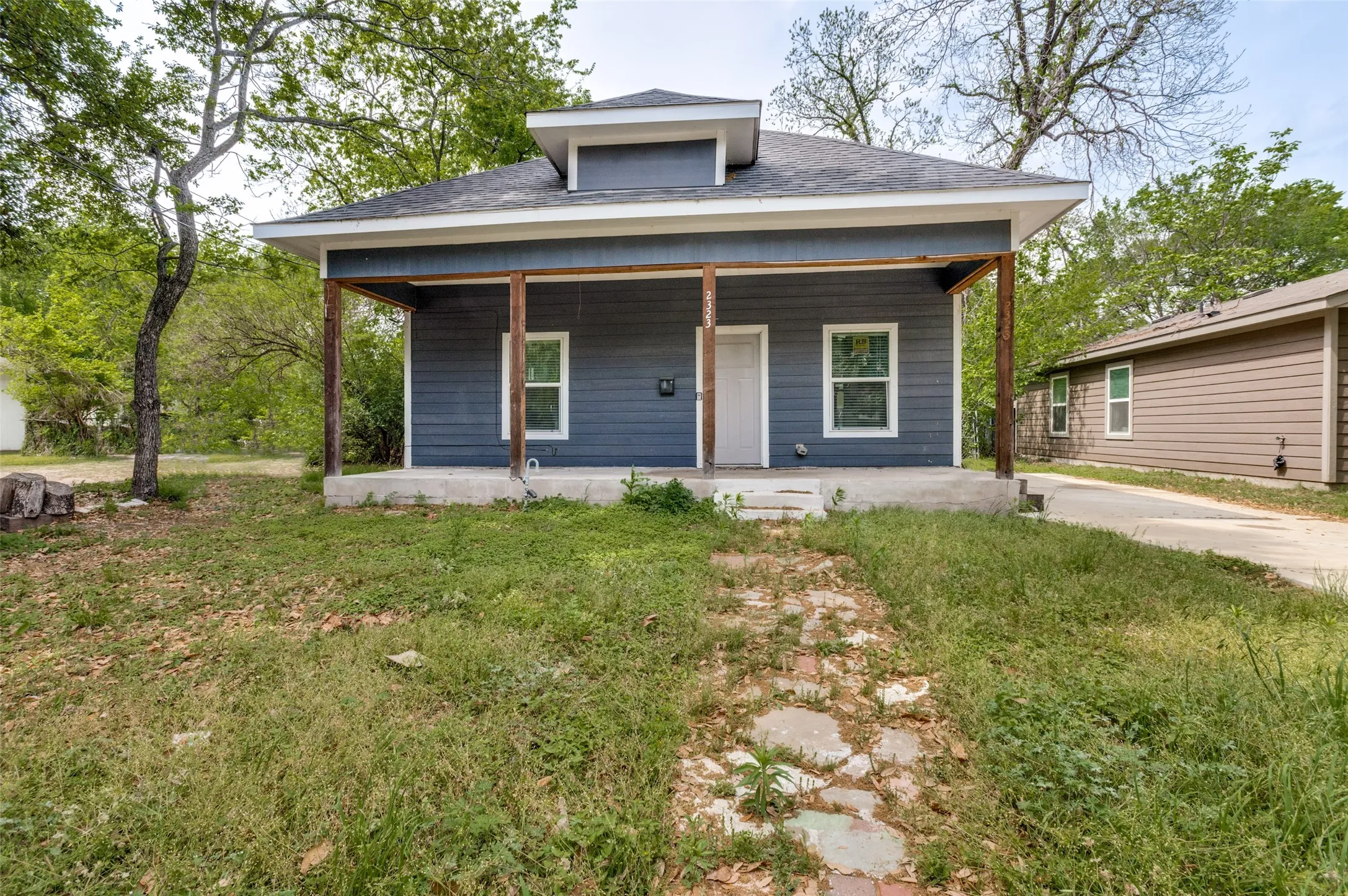 Single Family Residence For Sale in Dallas County , 2323 Stoneman Street, Dallas, Texas 75215, 4 Bedroom, 2 Bathroom, Garage spaces, 1,480 Sqft, built in 1921, mls#21232060, Real Estate Agent in Dallas, Homes For Sale in Dallas county, Homes For Sale in Dallas, Realtor in Dallas Texas, Real Estate Brokerage Independent Realty Texas, Luminita Cordes Realtor