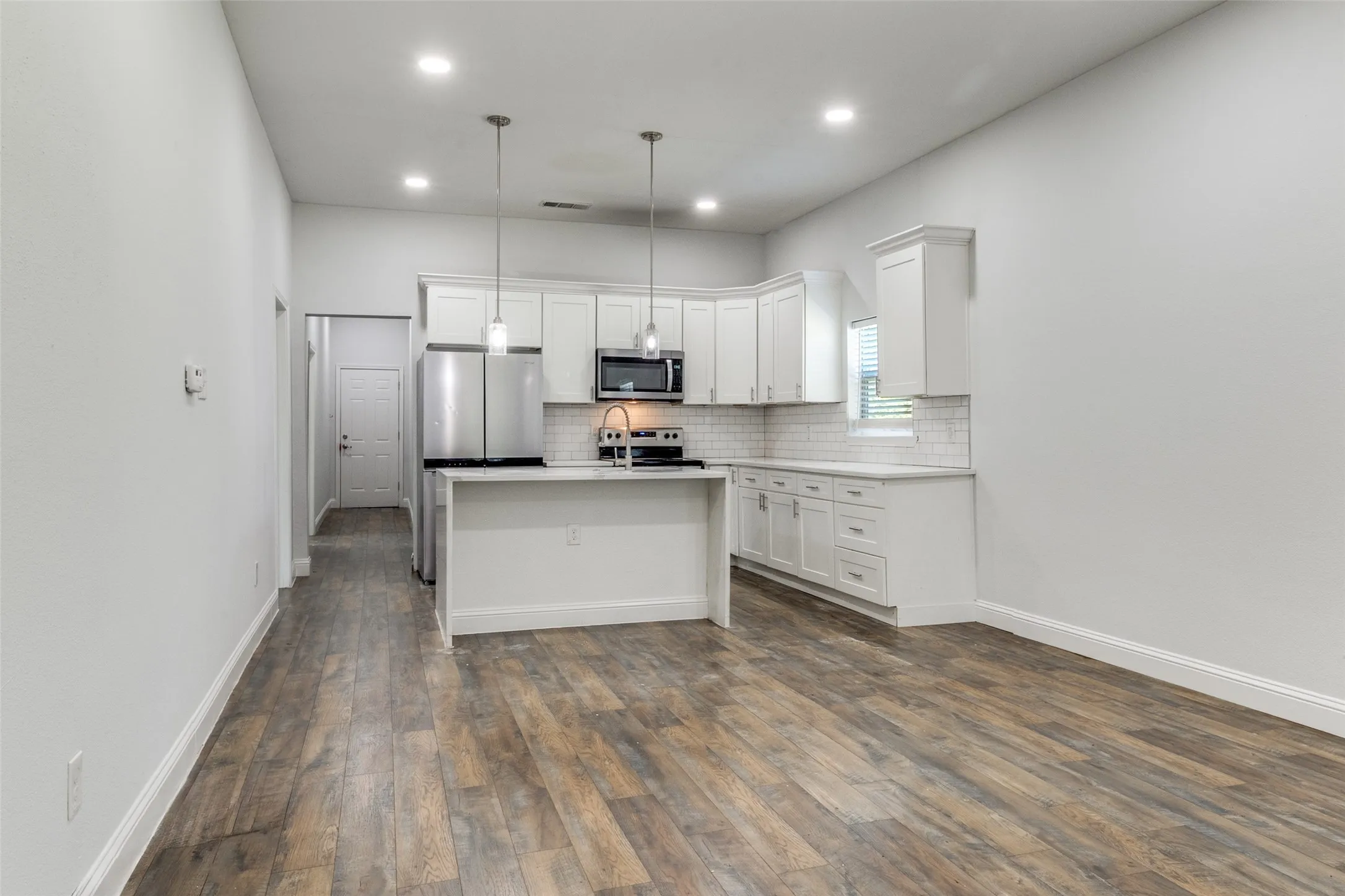 Single Family Residence For Sale in Dallas County , 2323 Stoneman Street, Dallas, Texas 75215, 4 Bedroom, 2 Bathroom, Garage spaces, 1,480 Sqft, built in 1921, mls#21232060, Real Estate Agent in Dallas, Homes For Sale in Dallas county, Homes For Sale in Dallas, Realtor in Dallas Texas, Real Estate Brokerage Independent Realty Texas, Luminita Cordes Realtor