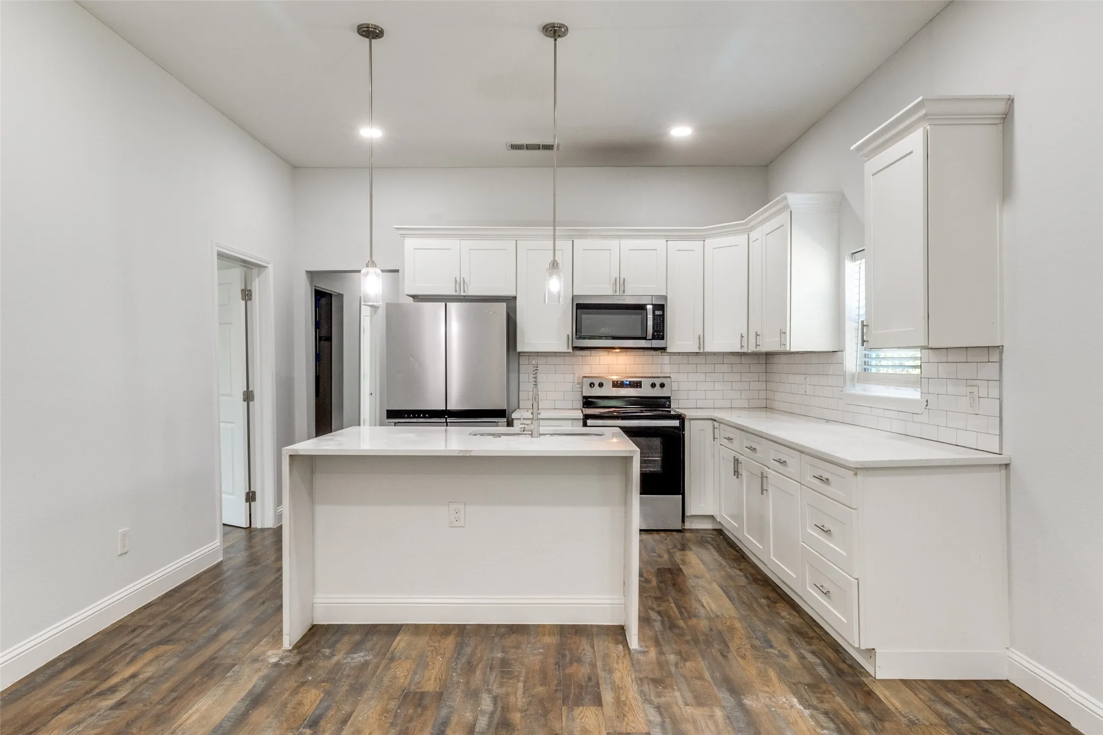Single Family Residence For Sale in Dallas County , 2323 Stoneman Street, Dallas, Texas 75215, 4 Bedroom, 2 Bathroom, Garage spaces, 1,480 Sqft, built in 1921, mls#21232060, Real Estate Agent in Dallas, Homes For Sale in Dallas county, Homes For Sale in Dallas, Realtor in Dallas Texas, Real Estate Brokerage Independent Realty Texas, Luminita Cordes Realtor