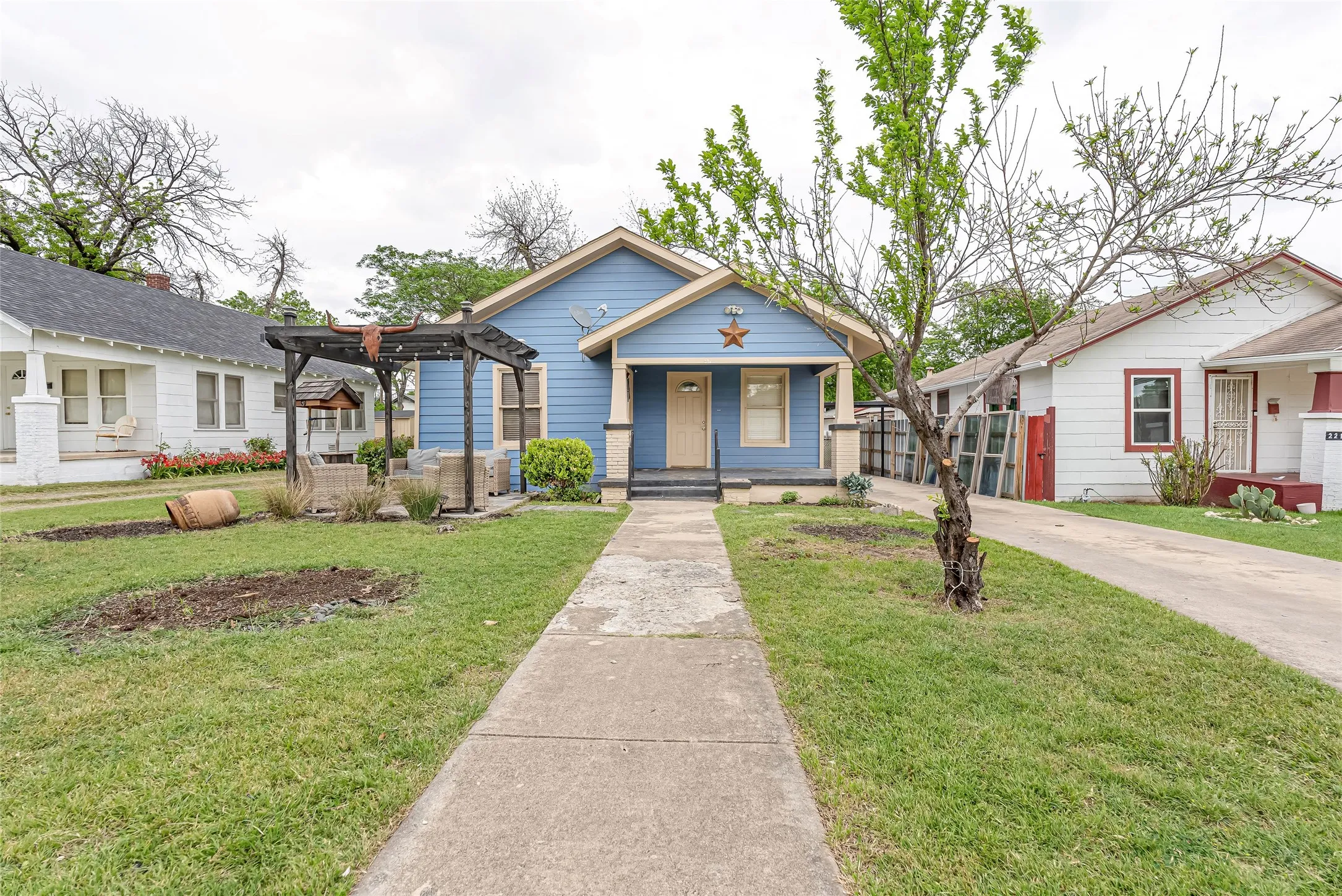 Single Family Residence For Sale in Tarrant County , 2218 Lincoln Avenue, Fort Worth, Texas 76164, 3 Bedroom, 2 Bathroom, Garage spaces, 1,064 Sqft, built in 1930, Price $208,000, mls#21232073, Real Estate Agent in Fort Worth, Homes For Sale in Tarrant county, Homes For Sale in Fort Worth, Realtor in Fort Worth Texas, Real Estate Brokerage Independent Realty Texas, Luminita Cordes Realtor