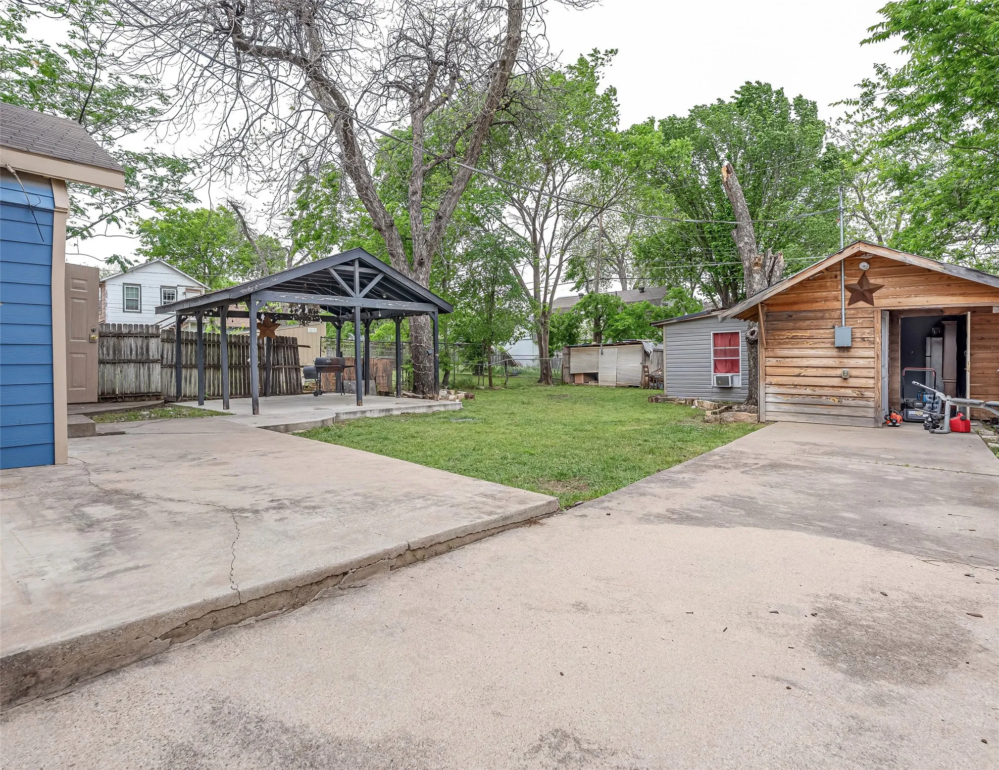 Single Family Residence For Sale in Tarrant County , 2218 Lincoln Avenue, Fort Worth, Texas 76164, 3 Bedroom, 2 Bathroom, Garage spaces, 1,064 Sqft, built in 1930, Price $208,000, mls#21232073, Real Estate Agent in Fort Worth, Homes For Sale in Tarrant county, Homes For Sale in Fort Worth, Realtor in Fort Worth Texas, Real Estate Brokerage Independent Realty Texas, Luminita Cordes Realtor