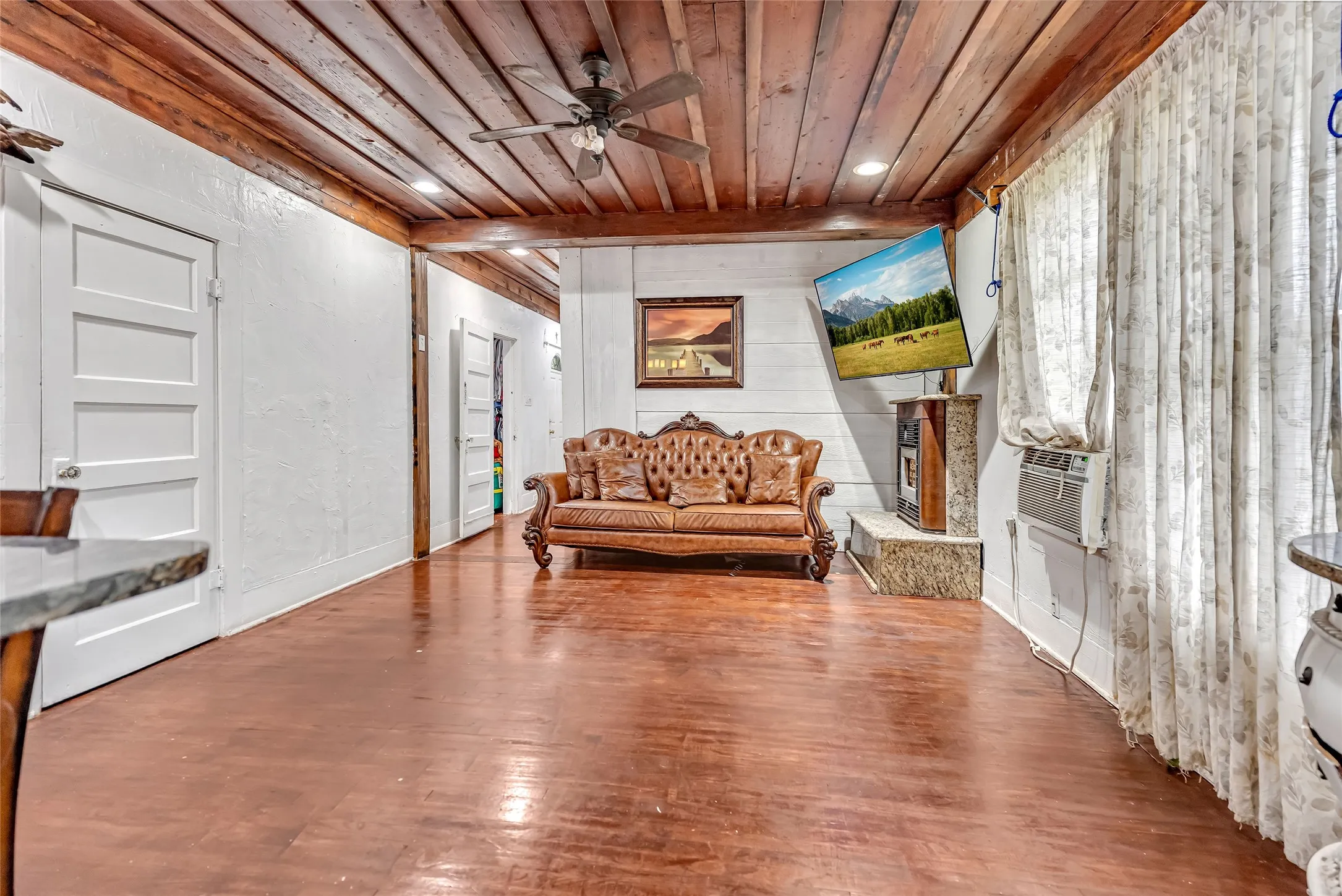 Single Family Residence For Sale in Tarrant County , 2218 Lincoln Avenue, Fort Worth, Texas 76164, 3 Bedroom, 2 Bathroom, Garage spaces, 1,064 Sqft, built in 1930, Price $208,000, mls#21232073, Real Estate Agent in Fort Worth, Homes For Sale in Tarrant county, Homes For Sale in Fort Worth, Realtor in Fort Worth Texas, Real Estate Brokerage Independent Realty Texas, Luminita Cordes Realtor