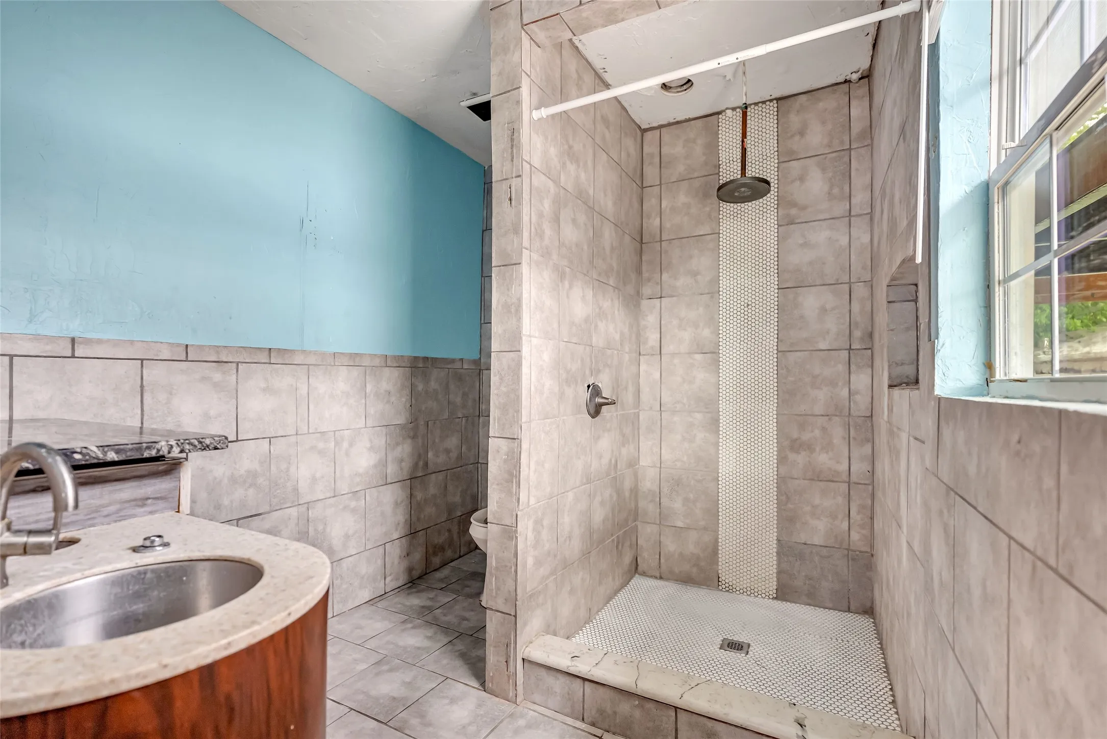 Single Family Residence For Sale in Tarrant County , 2218 Lincoln Avenue, Fort Worth, Texas 76164, 3 Bedroom, 2 Bathroom, Garage spaces, 1,064 Sqft, built in 1930, Price $208,000, mls#21232073, Real Estate Agent in Fort Worth, Homes For Sale in Tarrant county, Homes For Sale in Fort Worth, Realtor in Fort Worth Texas, Real Estate Brokerage Independent Realty Texas, Luminita Cordes Realtor