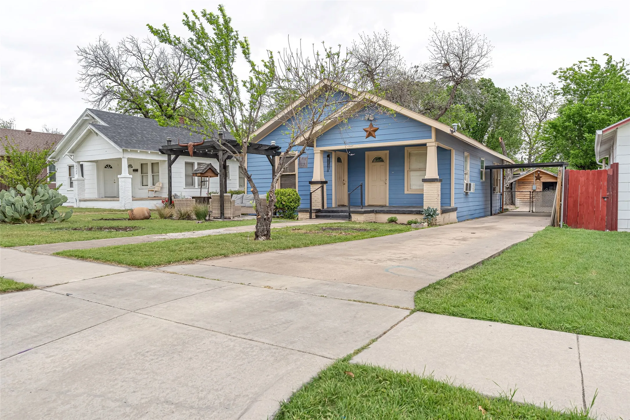 Single Family Residence For Sale in Tarrant County , 2218 Lincoln Avenue, Fort Worth, Texas 76164, 3 Bedroom, 2 Bathroom, Garage spaces, 1,064 Sqft, built in 1930, Price $208,000, mls#21232073, Real Estate Agent in Fort Worth, Homes For Sale in Tarrant county, Homes For Sale in Fort Worth, Realtor in Fort Worth Texas, Real Estate Brokerage Independent Realty Texas, Luminita Cordes Realtor