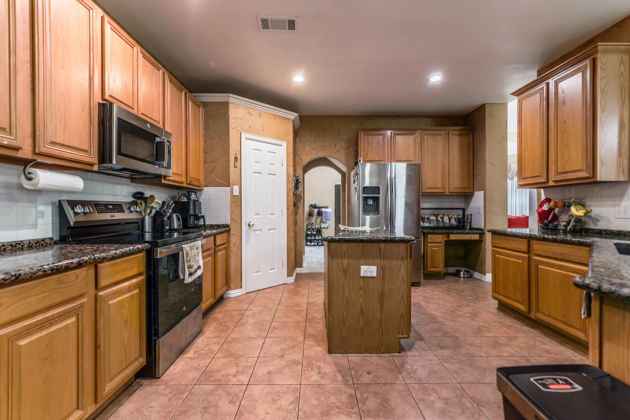 Single Family Residence For Sale in Dallas County , 611 Laura Lane, Grand Prairie, Texas 75052, 4 Bedroom, 4 Bathroom, 2 Garage spaces, 3,527 Sqft, built in 2001, mls#21232070, Real Estate Agent in Grand Prairie, Homes For Sale in Dallas county, Homes For Sale in Grand Prairie, Realtor in Grand Prairie Texas, Real Estate Brokerage Independent Realty Texas, Luminita Cordes Realtor
