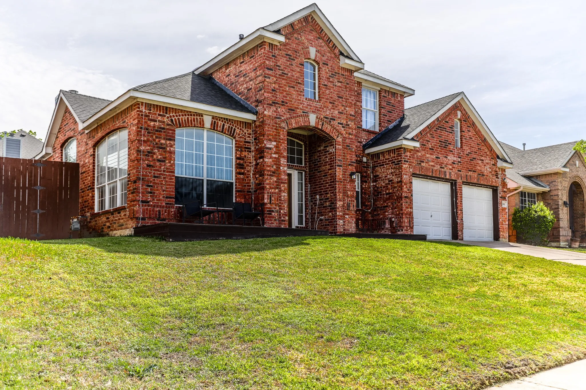 Single Family Residence For Sale in Dallas County , 611 Laura Lane, Grand Prairie, Texas 75052, 4 Bedroom, 4 Bathroom, 2 Garage spaces, 3,527 Sqft, built in 2001, mls#21232070, Real Estate Agent in Grand Prairie, Homes For Sale in Dallas county, Homes For Sale in Grand Prairie, Realtor in Grand Prairie Texas, Real Estate Brokerage Independent Realty Texas, Luminita Cordes Realtor