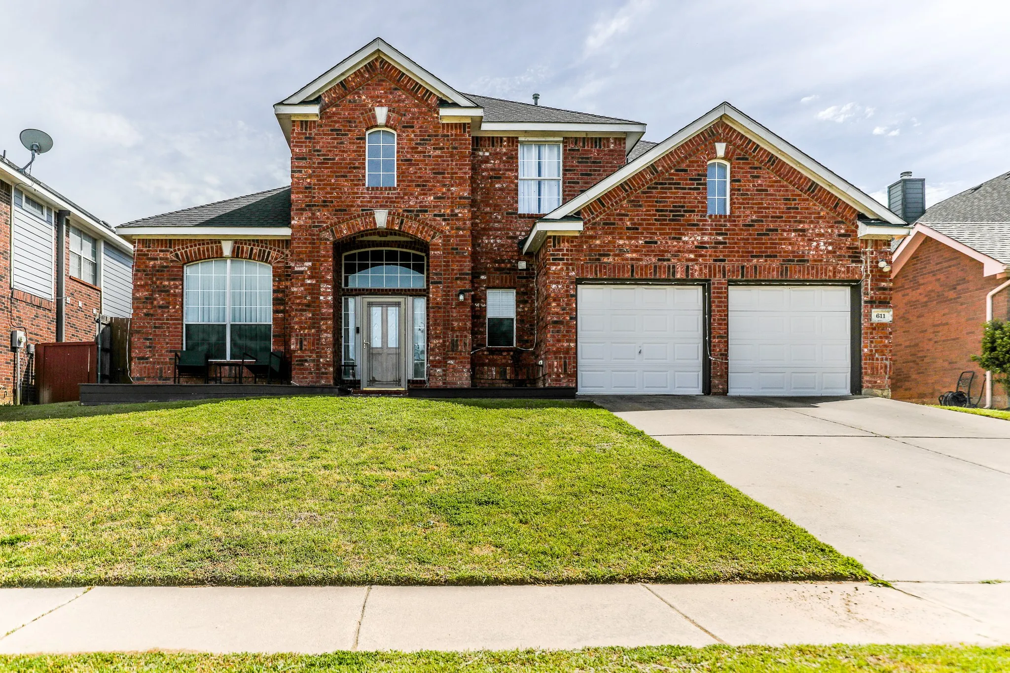 Single Family Residence For Sale in Dallas County , 611 Laura Lane, Grand Prairie, Texas 75052, 4 Bedroom, 4 Bathroom, 2 Garage spaces, 3,527 Sqft, built in 2001, mls#21232070, Real Estate Agent in Grand Prairie, Homes For Sale in Dallas county, Homes For Sale in Grand Prairie, Realtor in Grand Prairie Texas, Real Estate Brokerage Independent Realty Texas, Luminita Cordes Realtor