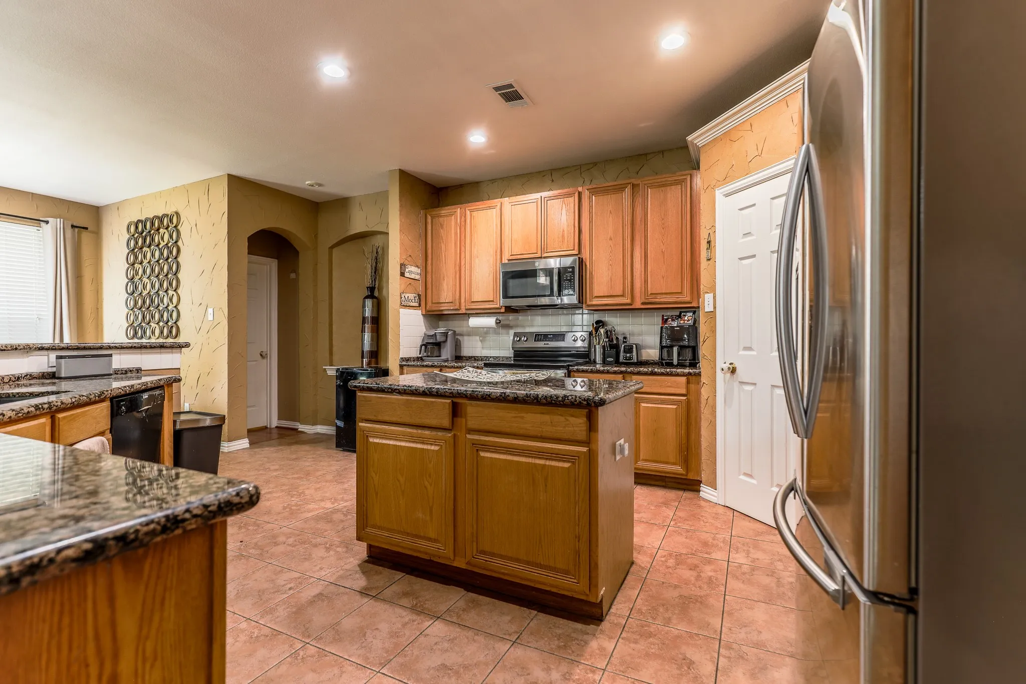 Single Family Residence For Sale in Dallas County , 611 Laura Lane, Grand Prairie, Texas 75052, 4 Bedroom, 4 Bathroom, 2 Garage spaces, 3,527 Sqft, built in 2001, mls#21232070, Real Estate Agent in Grand Prairie, Homes For Sale in Dallas county, Homes For Sale in Grand Prairie, Realtor in Grand Prairie Texas, Real Estate Brokerage Independent Realty Texas, Luminita Cordes Realtor