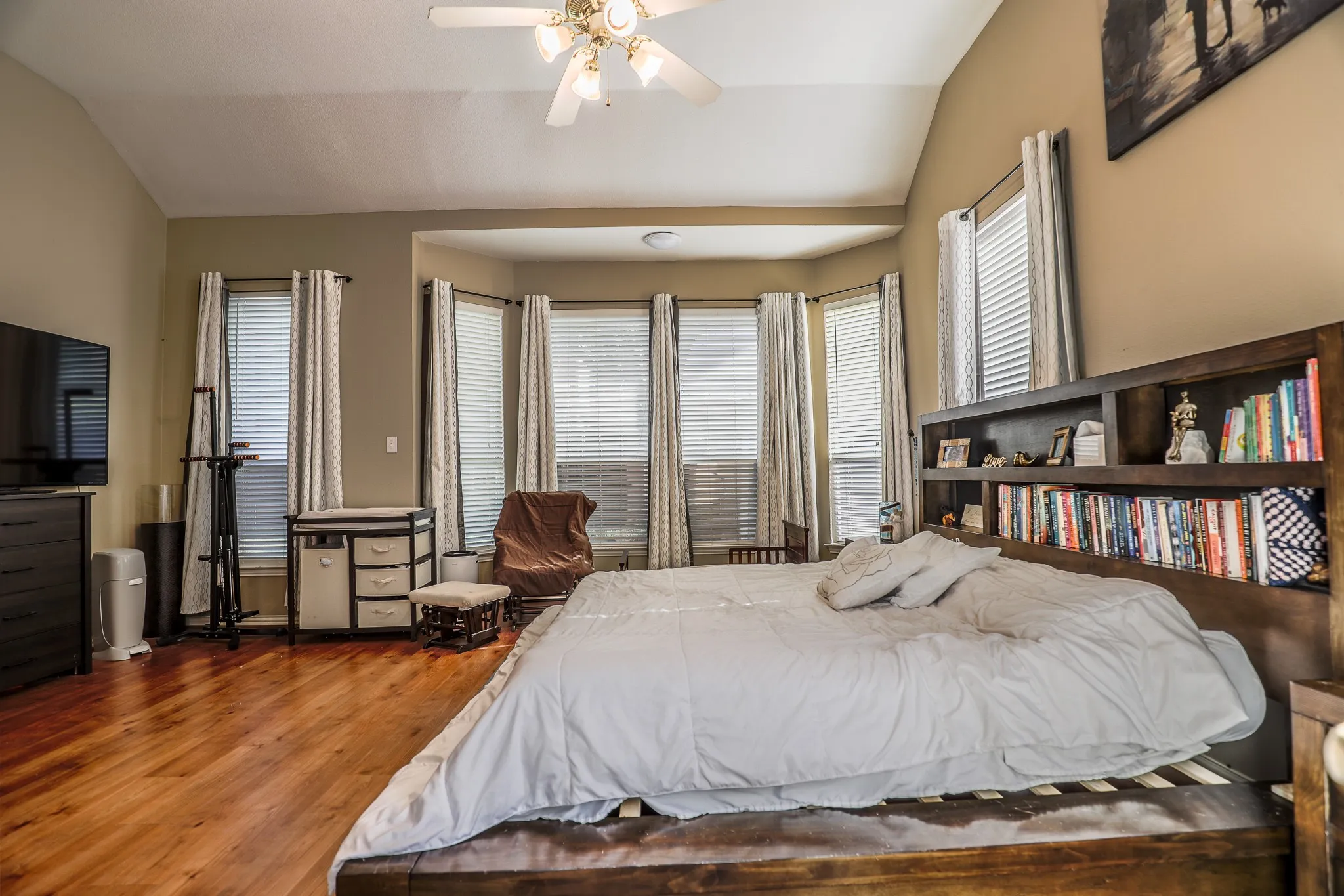 Single Family Residence For Sale in Dallas County , 611 Laura Lane, Grand Prairie, Texas 75052, 4 Bedroom, 4 Bathroom, 2 Garage spaces, 3,527 Sqft, built in 2001, mls#21232070, Real Estate Agent in Grand Prairie, Homes For Sale in Dallas county, Homes For Sale in Grand Prairie, Realtor in Grand Prairie Texas, Real Estate Brokerage Independent Realty Texas, Luminita Cordes Realtor