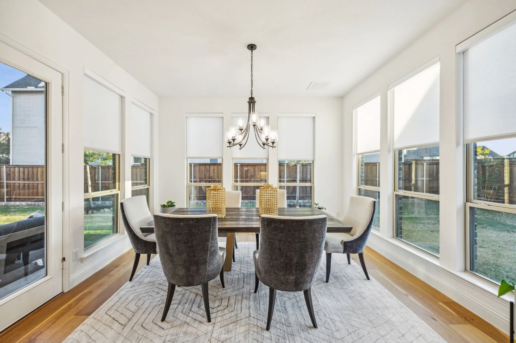Sunroom featuring a notable chandelier