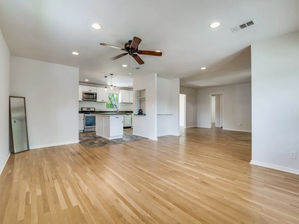Single Family Residence For Sale in Dallas County , 2315 Inadale Avenue, Dallas, Texas 75228, 3 Bedroom, 2 Bathroom, 2 Garage spaces, 1,702 Sqft, built in 1957, Preowned, mls#21232205, Real Estate Agent in Dallas, Homes For Sale in Dallas county, Homes For Sale in Dallas, Realtor in Dallas Texas, Real Estate Brokerage Independent Realty Texas, Luminita Cordes Realtor