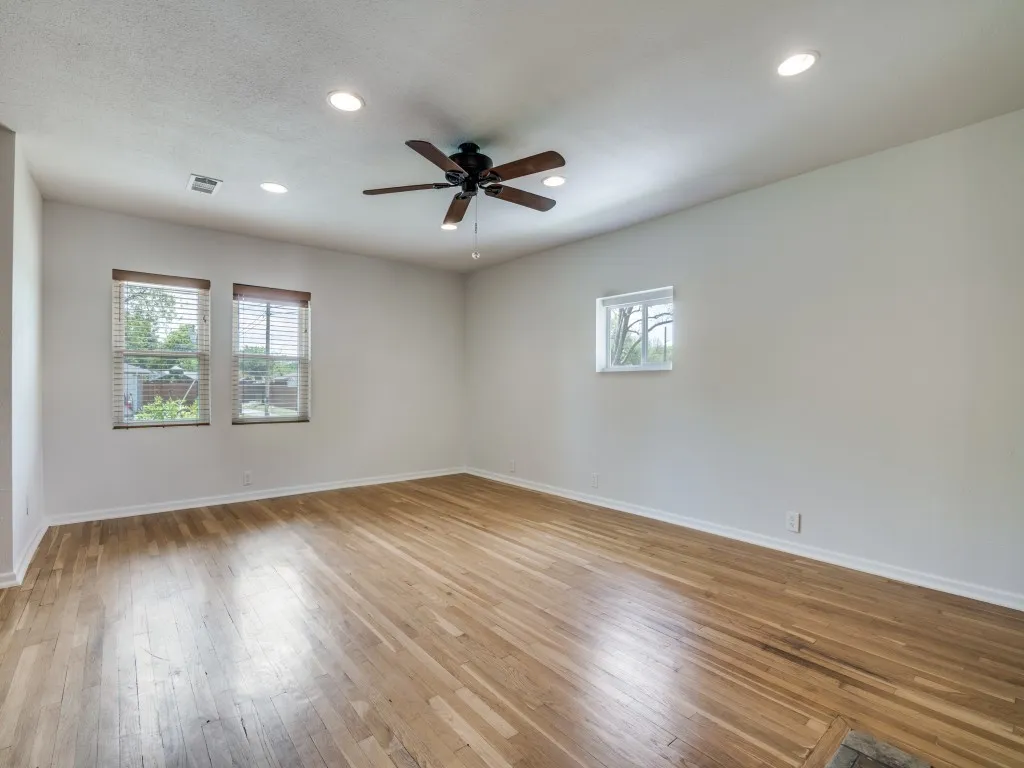Single Family Residence For Sale in Dallas County , 2315 Inadale Avenue, Dallas, Texas 75228, 3 Bedroom, 2 Bathroom, 2 Garage spaces, 1,702 Sqft, built in 1957, Preowned, mls#21232205, Real Estate Agent in Dallas, Homes For Sale in Dallas county, Homes For Sale in Dallas, Realtor in Dallas Texas, Real Estate Brokerage Independent Realty Texas, Luminita Cordes Realtor