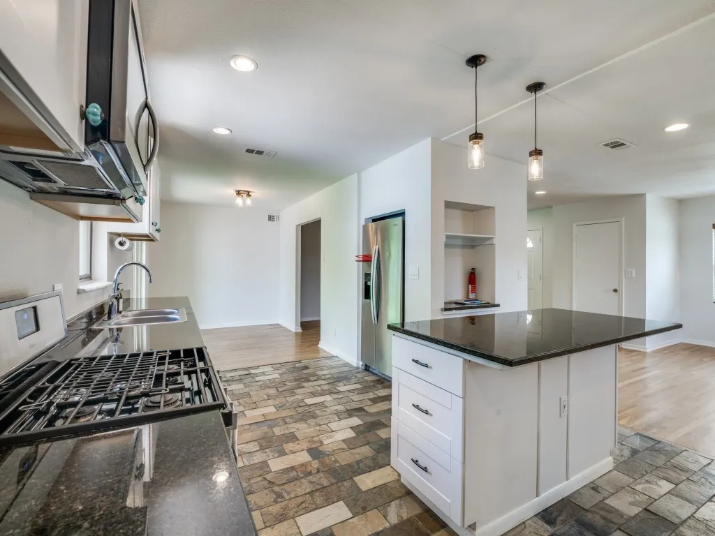 Single Family Residence For Sale in Dallas County , 2315 Inadale Avenue, Dallas, Texas 75228, 3 Bedroom, 2 Bathroom, 2 Garage spaces, 1,702 Sqft, built in 1957, Preowned, mls#21232205, Real Estate Agent in Dallas, Homes For Sale in Dallas county, Homes For Sale in Dallas, Realtor in Dallas Texas, Real Estate Brokerage Independent Realty Texas, Luminita Cordes Realtor