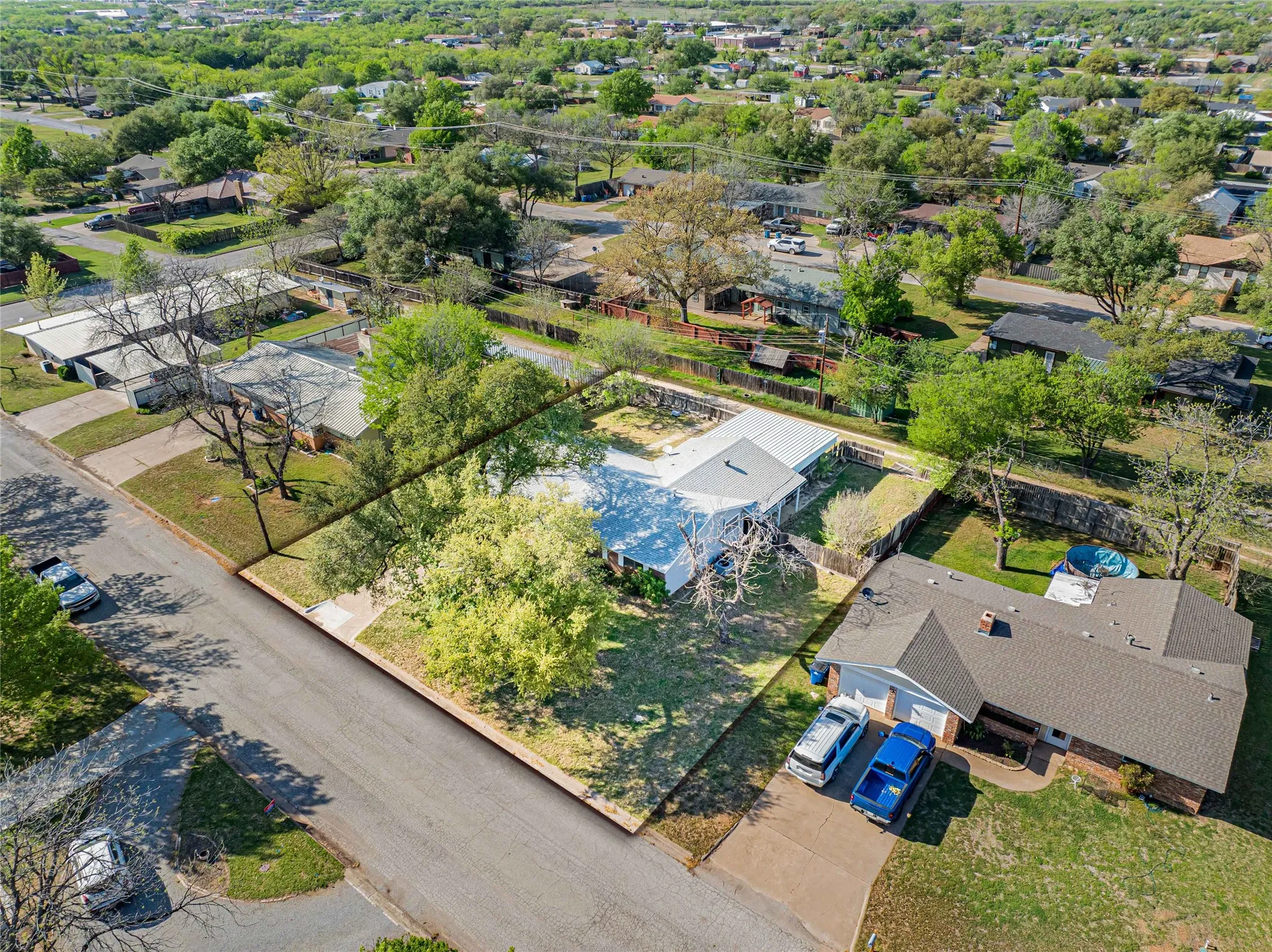 Single Family Residence For Sale in Stephens County , 1304 Sycamore Street, Breckenridge, Texas 76424, 3 Bedrooms, 3 Bathrooms, 1 Garage spaces, 1,544 Sqft, built in 1964, Price $150,000, mls#21227902, Real Estate Agent in Breckenridge, Homes For Sale in Stephens county, Homes For Sale in Breckenridge, Realtor in Breckenridge Texas, Real Estate Brokerage Independent Realty Texas, Luminita Cordes Realtor