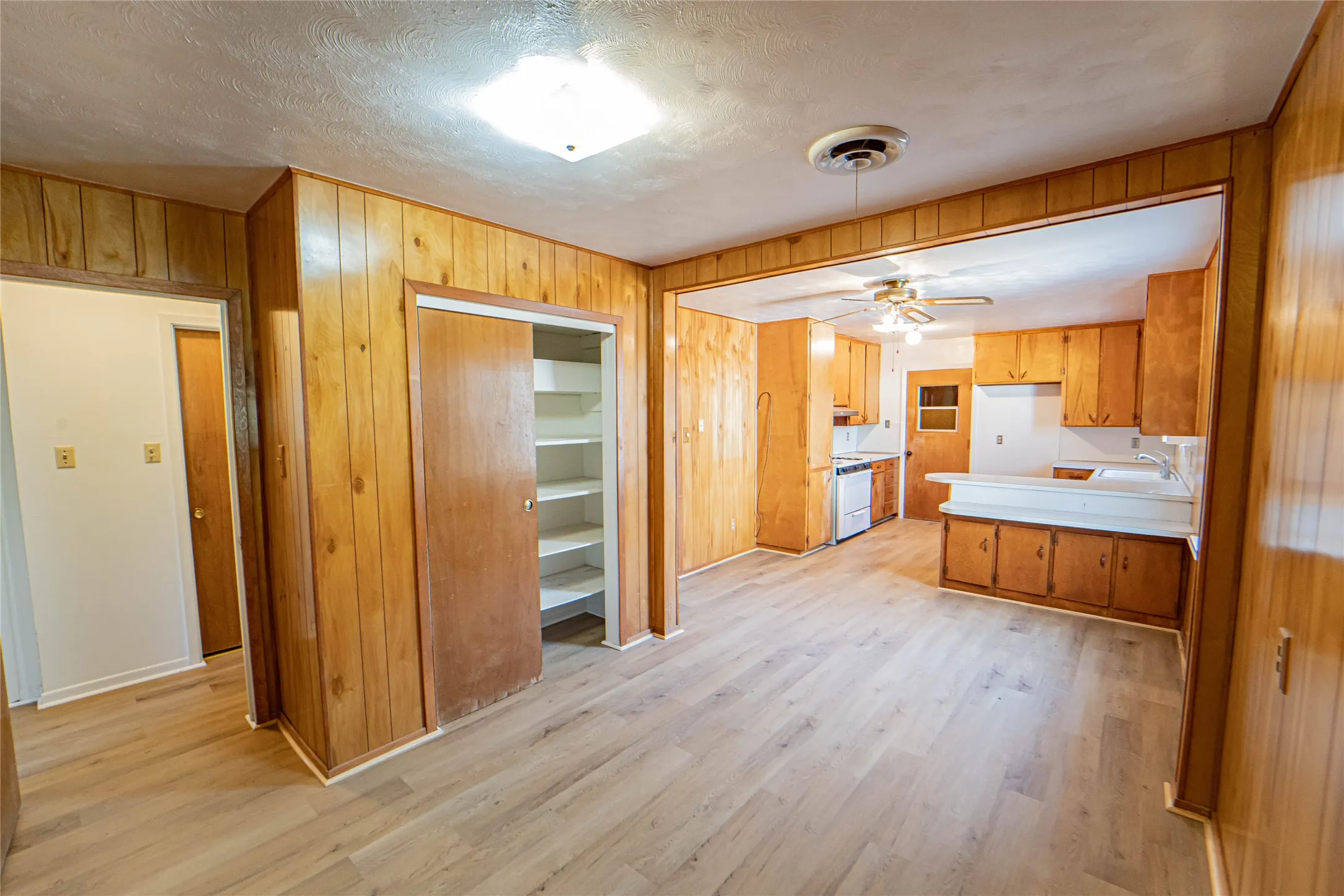 Single Family Residence For Sale in Stephens County , 1304 Sycamore Street, Breckenridge, Texas 76424, 3 Bedrooms, 3 Bathrooms, 1 Garage spaces, 1,544 Sqft, built in 1964, Price $150,000, mls#21227902, Real Estate Agent in Breckenridge, Homes For Sale in Stephens county, Homes For Sale in Breckenridge, Realtor in Breckenridge Texas, Real Estate Brokerage Independent Realty Texas, Luminita Cordes Realtor