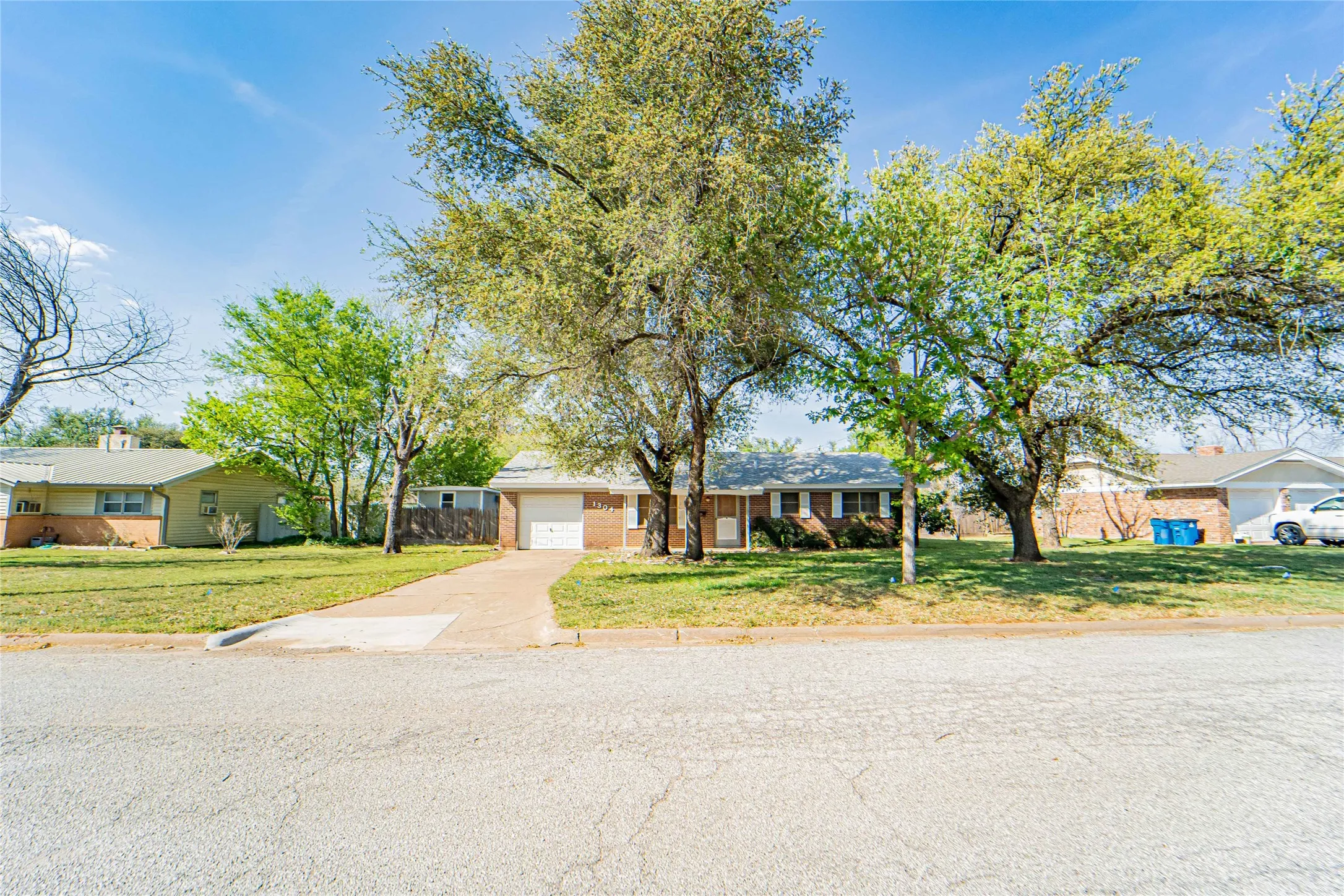 Single Family Residence For Sale in Stephens County , 1304 Sycamore Street, Breckenridge, Texas 76424, 3 Bedrooms, 3 Bathrooms, 1 Garage spaces, 1,544 Sqft, built in 1964, Price $150,000, mls#21227902, Real Estate Agent in Breckenridge, Homes For Sale in Stephens county, Homes For Sale in Breckenridge, Realtor in Breckenridge Texas, Real Estate Brokerage Independent Realty Texas, Luminita Cordes Realtor