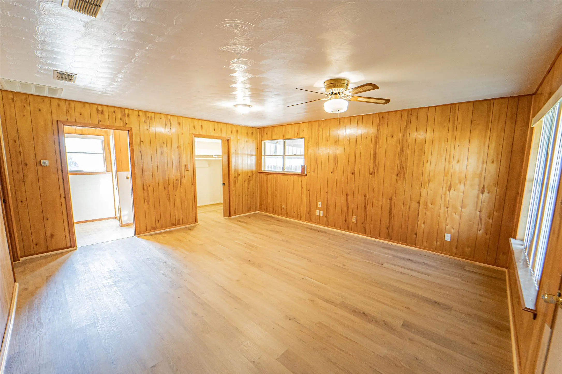 Single Family Residence For Sale in Stephens County , 1304 Sycamore Street, Breckenridge, Texas 76424, 3 Bedrooms, 3 Bathrooms, 1 Garage spaces, 1,544 Sqft, built in 1964, Price $150,000, mls#21227902, Real Estate Agent in Breckenridge, Homes For Sale in Stephens county, Homes For Sale in Breckenridge, Realtor in Breckenridge Texas, Real Estate Brokerage Independent Realty Texas, Luminita Cordes Realtor