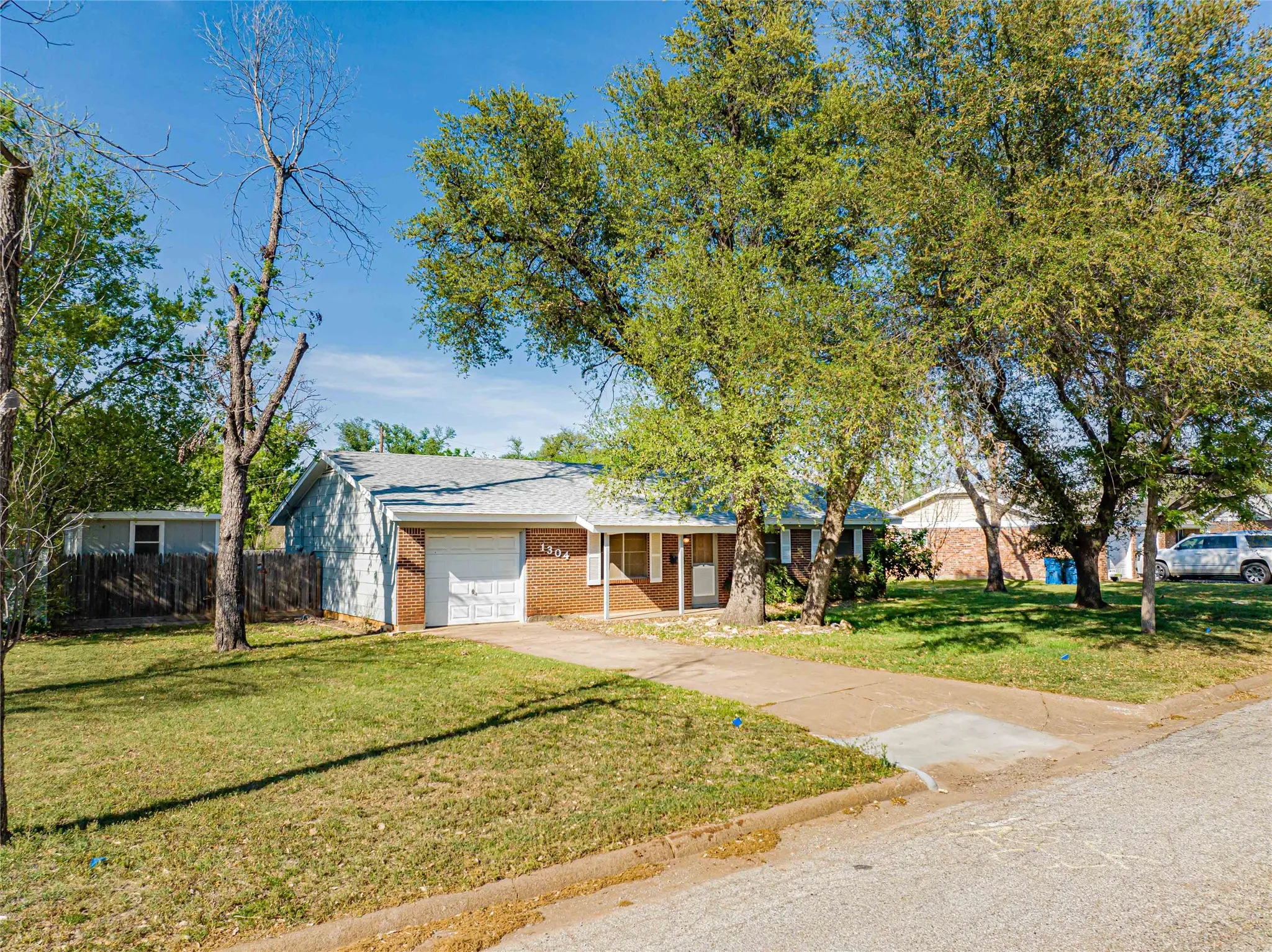 Single Family Residence For Sale in Stephens County , 1304 Sycamore Street, Breckenridge, Texas 76424, 3 Bedrooms, 3 Bathrooms, 1 Garage spaces, 1,544 Sqft, built in 1964, Price $150,000, mls#21227902, Real Estate Agent in Breckenridge, Homes For Sale in Stephens county, Homes For Sale in Breckenridge, Realtor in Breckenridge Texas, Real Estate Brokerage Independent Realty Texas, Luminita Cordes Realtor