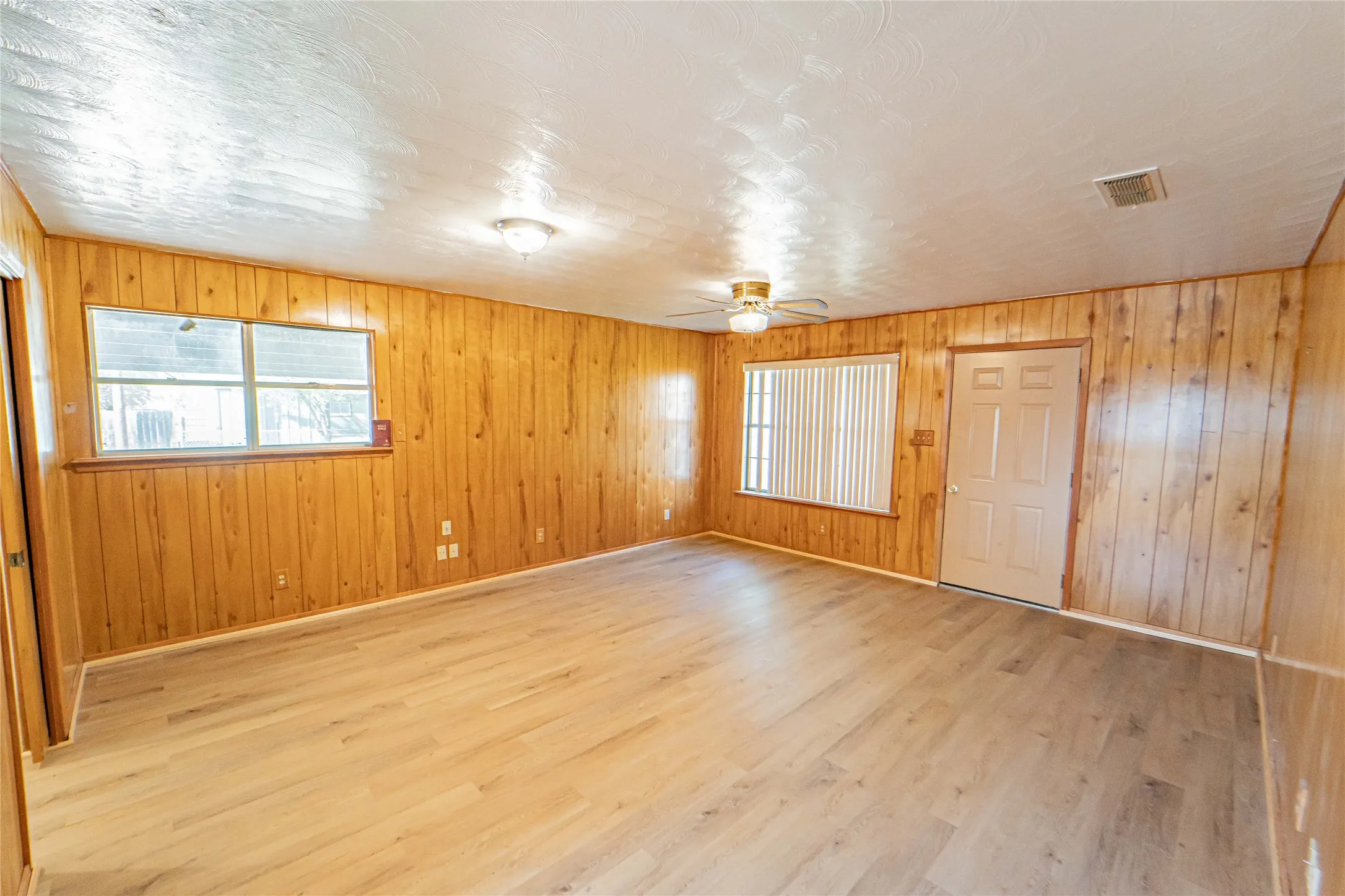 Single Family Residence For Sale in Stephens County , 1304 Sycamore Street, Breckenridge, Texas 76424, 3 Bedrooms, 3 Bathrooms, 1 Garage spaces, 1,544 Sqft, built in 1964, Price $150,000, mls#21227902, Real Estate Agent in Breckenridge, Homes For Sale in Stephens county, Homes For Sale in Breckenridge, Realtor in Breckenridge Texas, Real Estate Brokerage Independent Realty Texas, Luminita Cordes Realtor