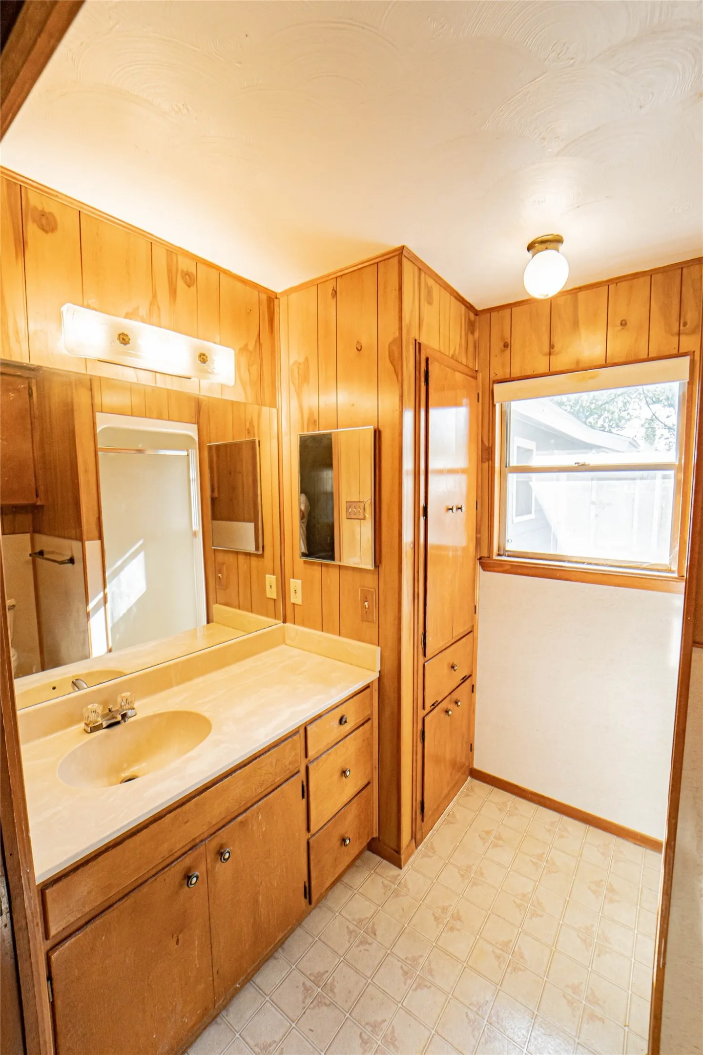 Single Family Residence For Sale in Stephens County , 1304 Sycamore Street, Breckenridge, Texas 76424, 3 Bedrooms, 3 Bathrooms, 1 Garage spaces, 1,544 Sqft, built in 1964, Price $150,000, mls#21227902, Real Estate Agent in Breckenridge, Homes For Sale in Stephens county, Homes For Sale in Breckenridge, Realtor in Breckenridge Texas, Real Estate Brokerage Independent Realty Texas, Luminita Cordes Realtor