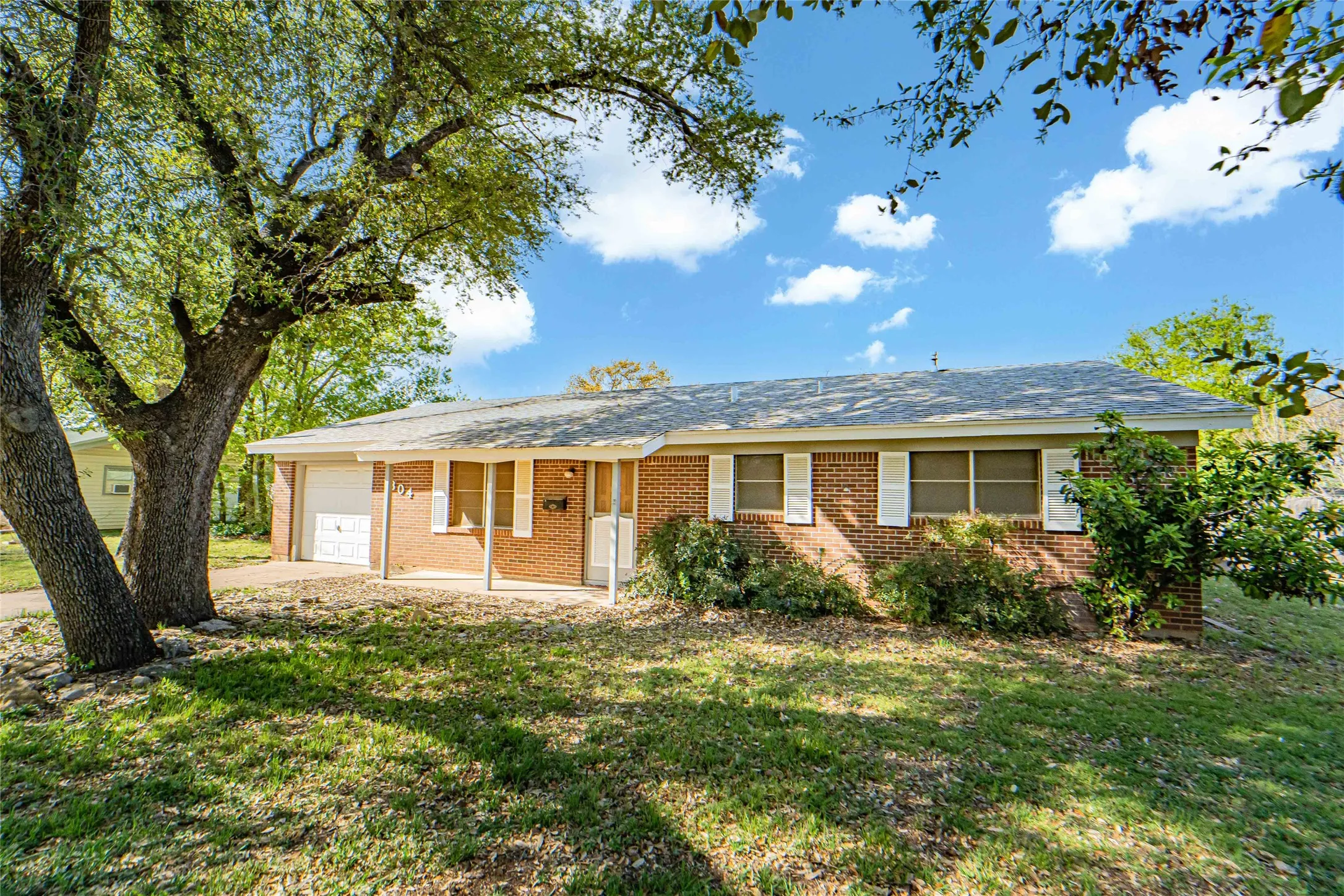 Single Family Residence For Sale in Stephens County , 1304 Sycamore Street, Breckenridge, Texas 76424, 3 Bedrooms, 3 Bathrooms, 1 Garage spaces, 1,544 Sqft, built in 1964, Price $150,000, mls#21227902, Real Estate Agent in Breckenridge, Homes For Sale in Stephens county, Homes For Sale in Breckenridge, Realtor in Breckenridge Texas, Real Estate Brokerage Independent Realty Texas, Luminita Cordes Realtor