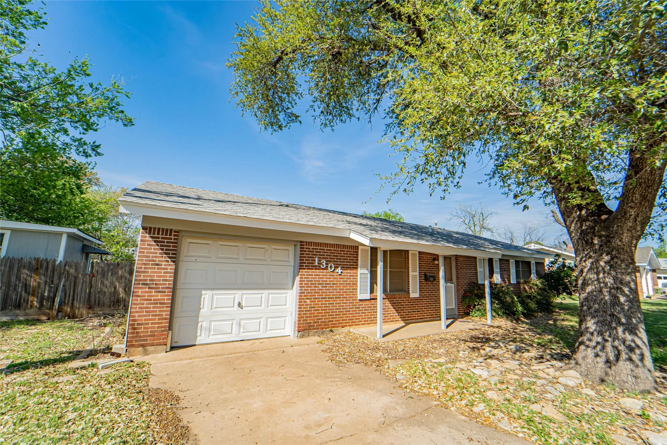 Single Family Residence For Sale in Stephens County , 1304 Sycamore Street, Breckenridge, Texas 76424, 3 Bedrooms, 3 Bathrooms, 1 Garage spaces, 1,544 Sqft, built in 1964, Price $150,000, mls#21227902, Real Estate Agent in Breckenridge, Homes For Sale in Stephens county, Homes For Sale in Breckenridge, Realtor in Breckenridge Texas, Real Estate Brokerage Independent Realty Texas, Luminita Cordes Realtor