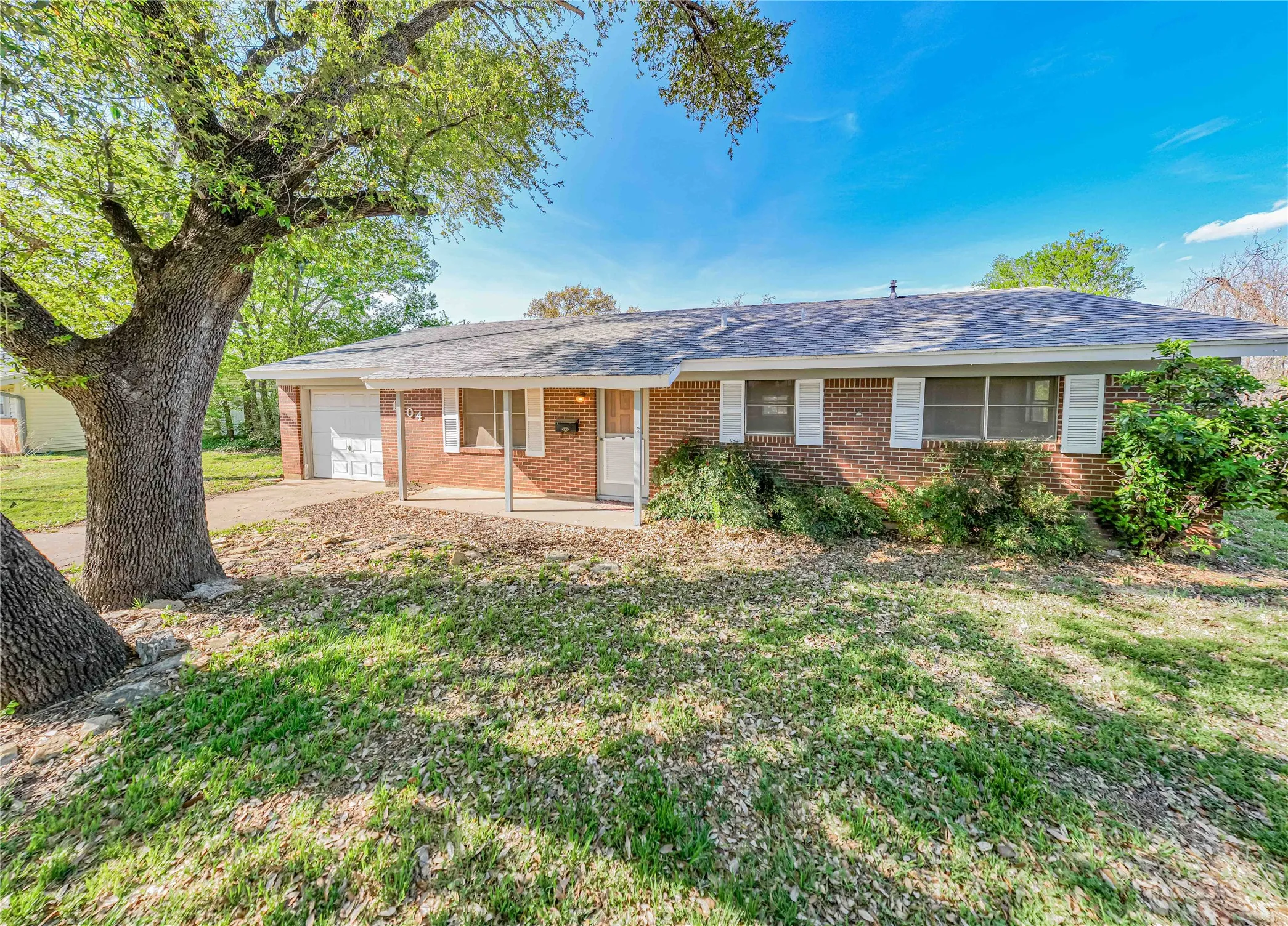 Single Family Residence For Sale in Stephens County , 1304 Sycamore Street, Breckenridge, Texas 76424, 3 Bedrooms, 3 Bathrooms, 1 Garage spaces, 1,544 Sqft, built in 1964, Price $150,000, mls#21227902, Real Estate Agent in Breckenridge, Homes For Sale in Stephens county, Homes For Sale in Breckenridge, Realtor in Breckenridge Texas, Real Estate Brokerage Independent Realty Texas, Luminita Cordes Realtor